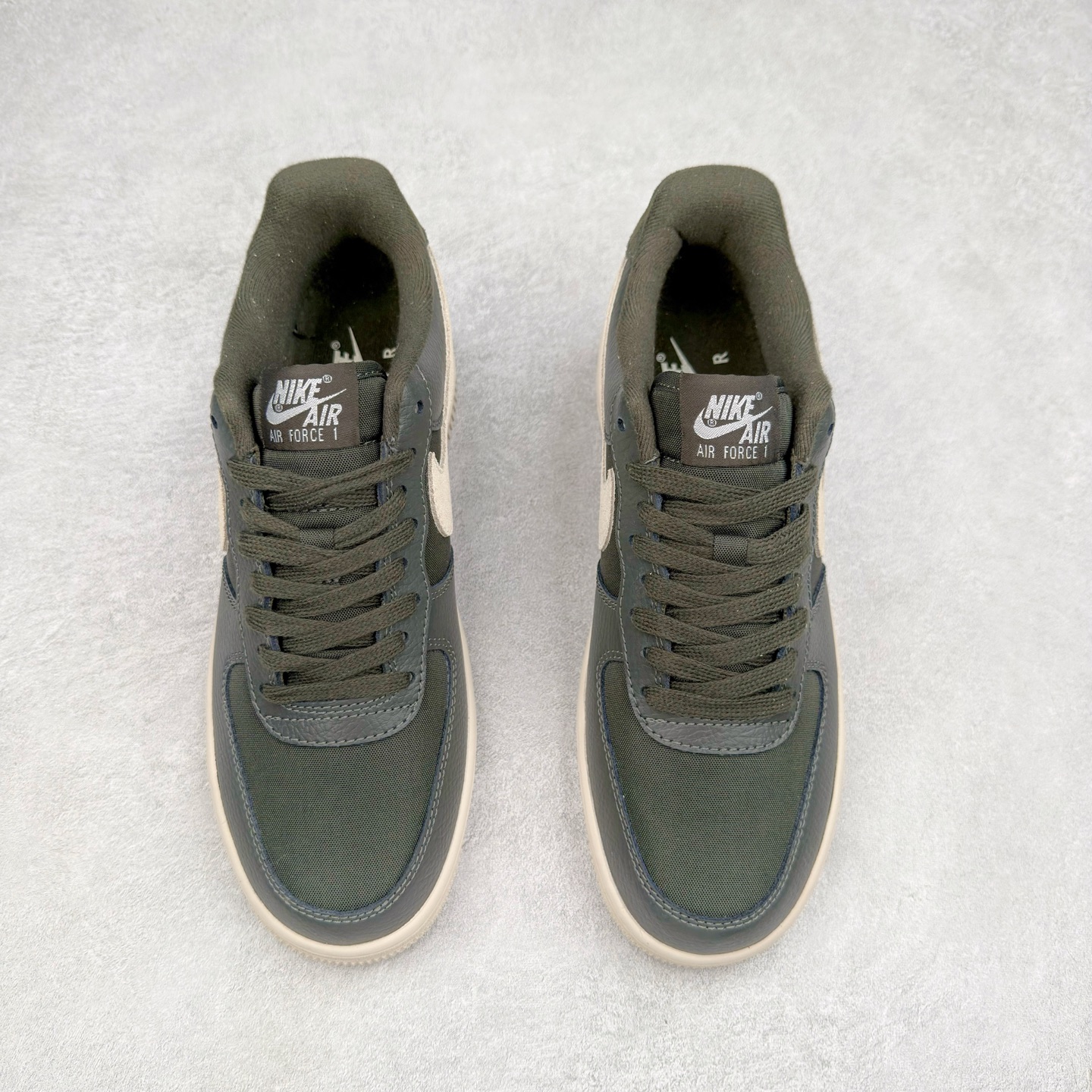 图片[2]-＃XT纯原 NK Air Force 1´07 Low 空军一号低帮百搭休闲运动板鞋 DV7186-301 顶级批次 2022全新楦头鞋型 鱼鳞大底 历时开发三个月 清洁度完美 二维码鞋标 内置芯片及solo气垫 大底高度及其弧度依照正品 钢印 logo刺绣 鞋口弧度 鞋头长度 鞋面冲孔 鞋垫背胶及钢印 完美鞋型对比正品 每一处都是细节满满 柔软、弹性十足的缓震性能和出色的中底设计 横跨复古与现代的外型结合 造就出风靡全球 三十多年的Force 1 直到今天还深受青睐 实拍调校N版已经零色差零失真 百分百还原实物色彩所见即所得 不存在货不对板色差等低级问题 选购参考实物拍摄 不混卖不参货 只用心做好货严格选品 承诺混一赔十 尺码：36 36.5 37.5 38 38.5 39 40 40.5 41 42 42.5 43 44 44.5 45-选品中心