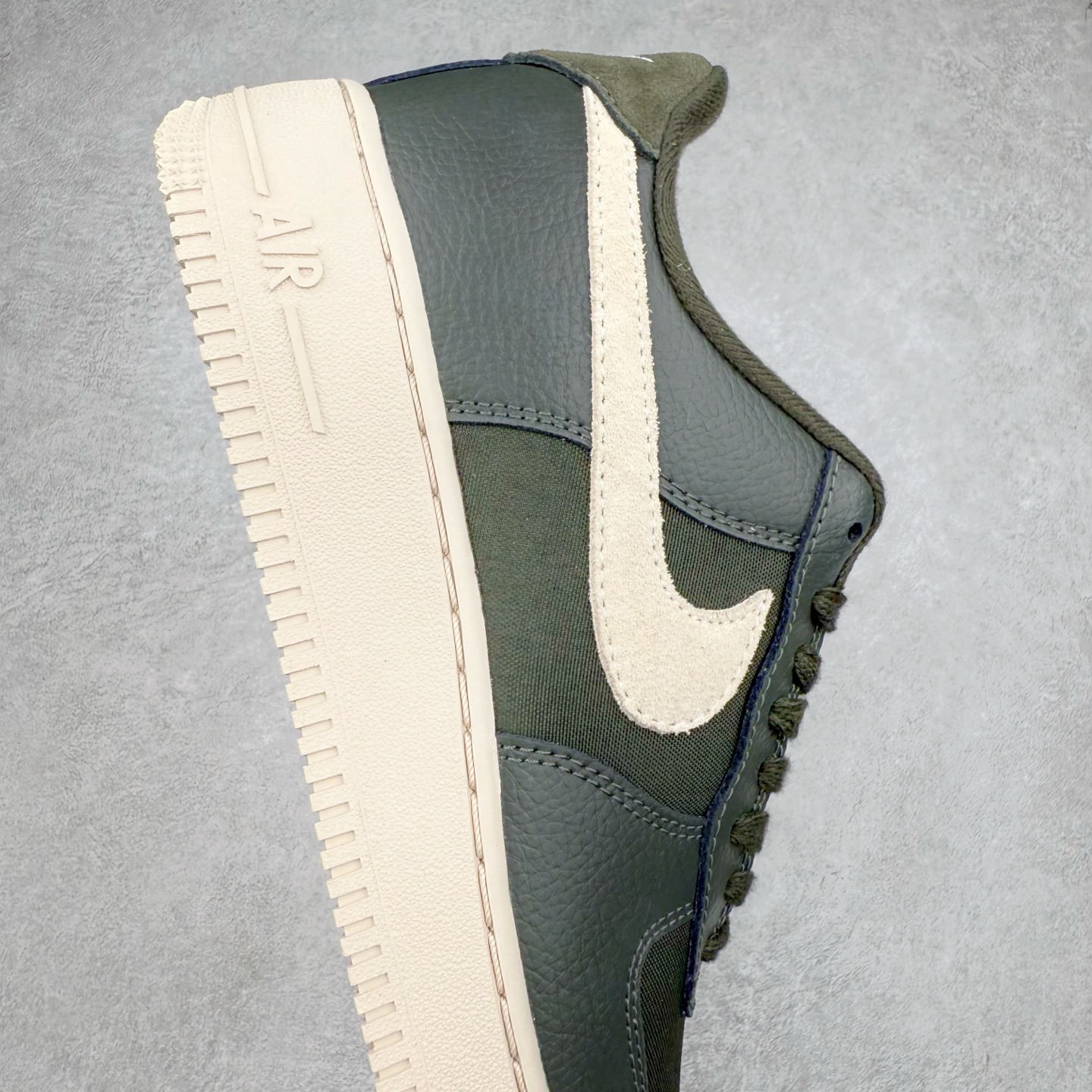 图片[6]-＃XT纯原 NK Air Force 1´07 Low 空军一号低帮百搭休闲运动板鞋 DV7186-301 顶级批次 2022全新楦头鞋型 鱼鳞大底 历时开发三个月 清洁度完美 二维码鞋标 内置芯片及solo气垫 大底高度及其弧度依照正品 钢印 logo刺绣 鞋口弧度 鞋头长度 鞋面冲孔 鞋垫背胶及钢印 完美鞋型对比正品 每一处都是细节满满 柔软、弹性十足的缓震性能和出色的中底设计 横跨复古与现代的外型结合 造就出风靡全球 三十多年的Force 1 直到今天还深受青睐 实拍调校N版已经零色差零失真 百分百还原实物色彩所见即所得 不存在货不对板色差等低级问题 选购参考实物拍摄 不混卖不参货 只用心做好货严格选品 承诺混一赔十 尺码：36 36.5 37.5 38 38.5 39 40 40.5 41 42 42.5 43 44 44.5 45-选品中心