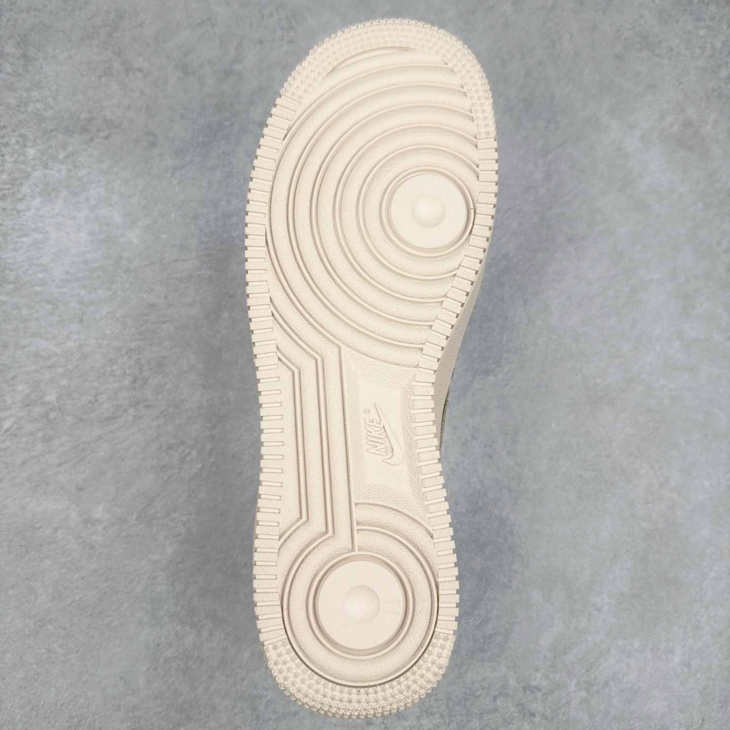 图片[9]-＃XT纯原 NK Air Force 1´07 Low 空军一号低帮百搭休闲运动板鞋 DV7186-301 顶级批次 2022全新楦头鞋型 鱼鳞大底 历时开发三个月 清洁度完美 二维码鞋标 内置芯片及solo气垫 大底高度及其弧度依照正品 钢印 logo刺绣 鞋口弧度 鞋头长度 鞋面冲孔 鞋垫背胶及钢印 完美鞋型对比正品 每一处都是细节满满 柔软、弹性十足的缓震性能和出色的中底设计 横跨复古与现代的外型结合 造就出风靡全球 三十多年的Force 1 直到今天还深受青睐 实拍调校N版已经零色差零失真 百分百还原实物色彩所见即所得 不存在货不对板色差等低级问题 选购参考实物拍摄 不混卖不参货 只用心做好货严格选品 承诺混一赔十 尺码：36 36.5 37.5 38 38.5 39 40 40.5 41 42 42.5 43 44 44.5 45-选品中心