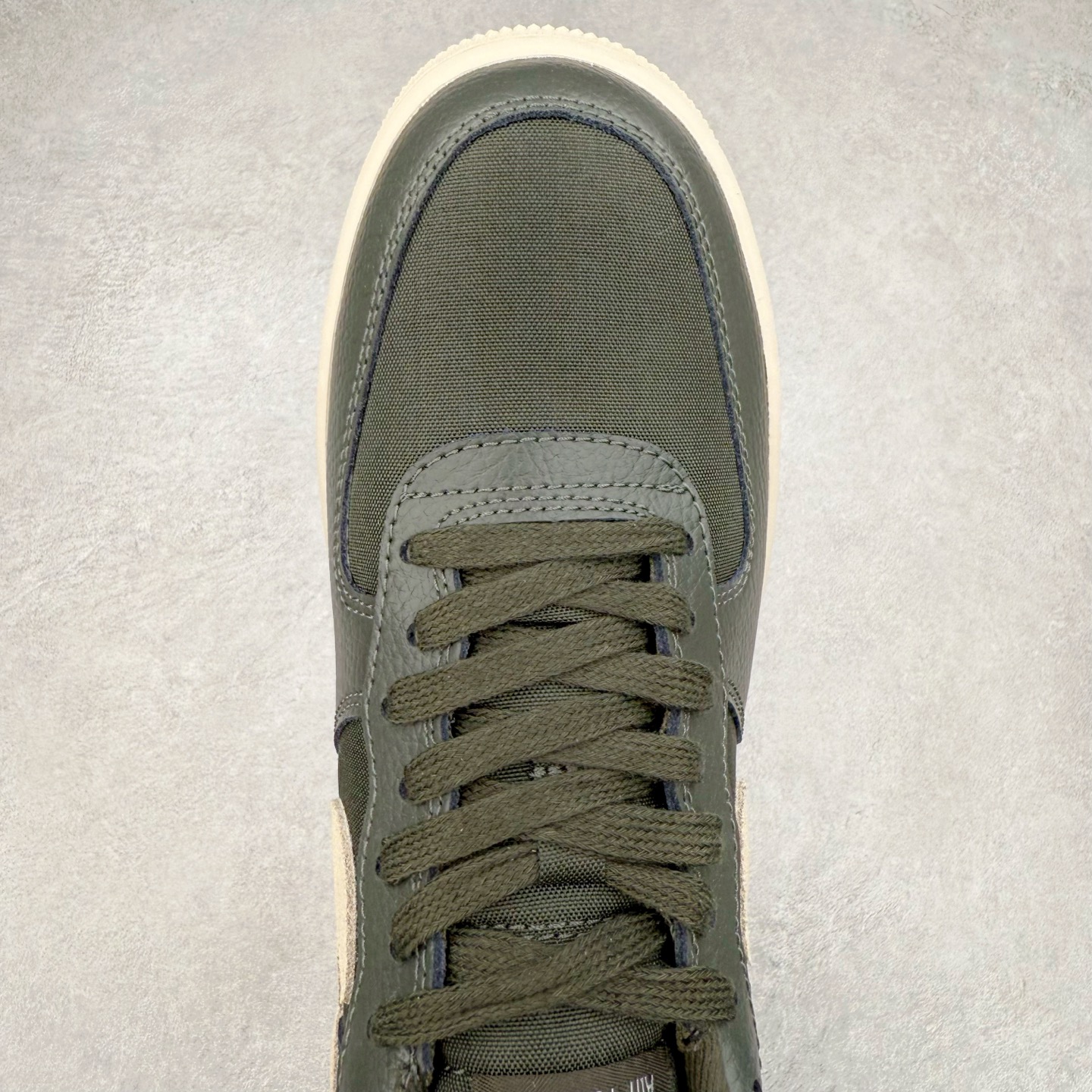 图片[4]-＃XT纯原 NK Air Force 1´07 Low 空军一号低帮百搭休闲运动板鞋 DV7186-301 顶级批次 2022全新楦头鞋型 鱼鳞大底 历时开发三个月 清洁度完美 二维码鞋标 内置芯片及solo气垫 大底高度及其弧度依照正品 钢印 logo刺绣 鞋口弧度 鞋头长度 鞋面冲孔 鞋垫背胶及钢印 完美鞋型对比正品 每一处都是细节满满 柔软、弹性十足的缓震性能和出色的中底设计 横跨复古与现代的外型结合 造就出风靡全球 三十多年的Force 1 直到今天还深受青睐 实拍调校N版已经零色差零失真 百分百还原实物色彩所见即所得 不存在货不对板色差等低级问题 选购参考实物拍摄 不混卖不参货 只用心做好货严格选品 承诺混一赔十 尺码：36 36.5 37.5 38 38.5 39 40 40.5 41 42 42.5 43 44 44.5 45-选品中心