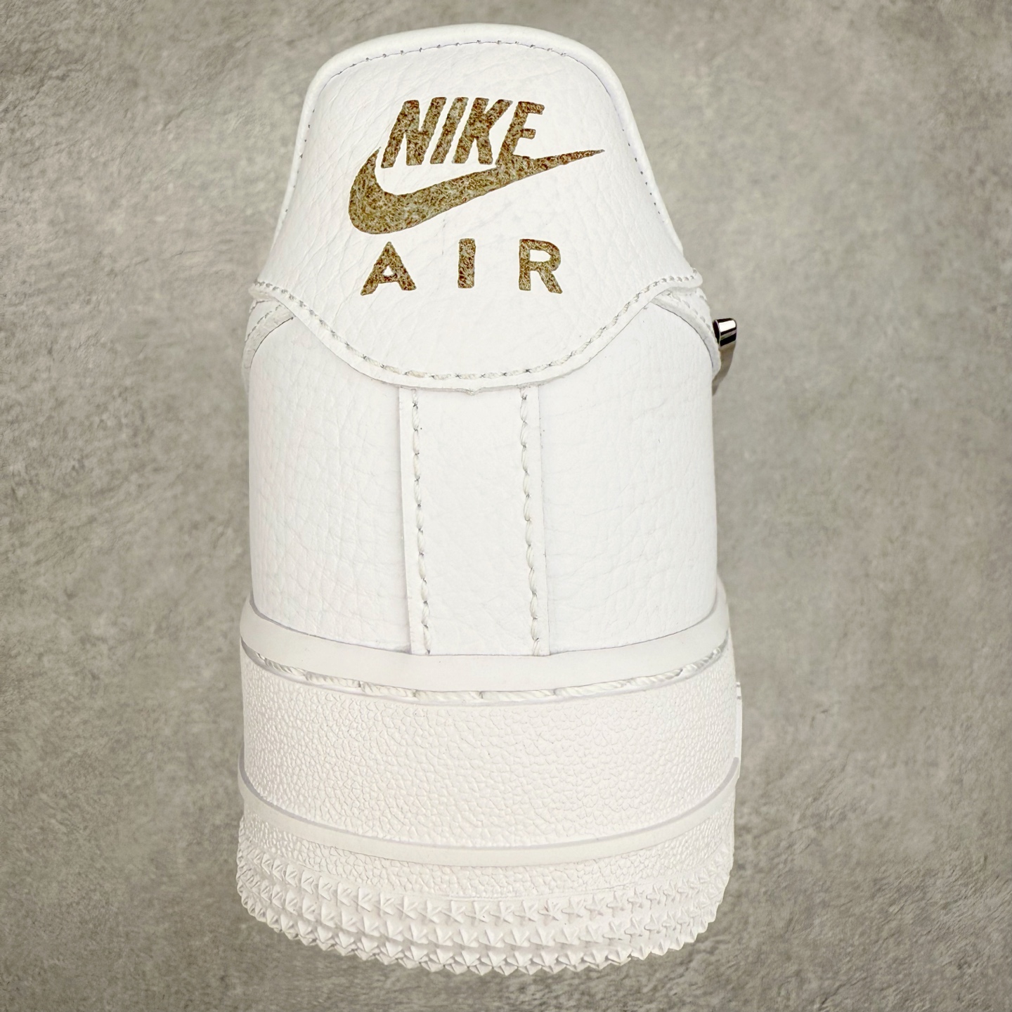 图片[8]-＃XT纯原 NK Air Force 1´07 Low 空军一号低帮百搭休闲运动板鞋 FV3616-101 顶级批次 2022全新楦头鞋型 鱼鳞大底 历时开发三个月 清洁度完美 二维码鞋标 内置芯片及solo气垫 大底高度及其弧度依照正品 钢印 logo刺绣 鞋口弧度 鞋头长度 鞋面冲孔 鞋垫背胶及钢印 完美鞋型对比正品 每一处都是细节满满 柔软、弹性十足的缓震性能和出色的中底设计 横跨复古与现代的外型结合 造就出风靡全球 三十多年的Force 1 直到今天还深受青睐 实拍调校N版已经零色差零失真 百分百还原实物色彩所见即所得 不存在货不对板色差等低级问题 选购参考实物拍摄 不混卖不参货 只用心做好货严格选品 承诺混一赔十 尺码：36 36.5 37.5 38 38.5 39 40 40.5 41 42 42.5 43 44 44.5 45-选品中心