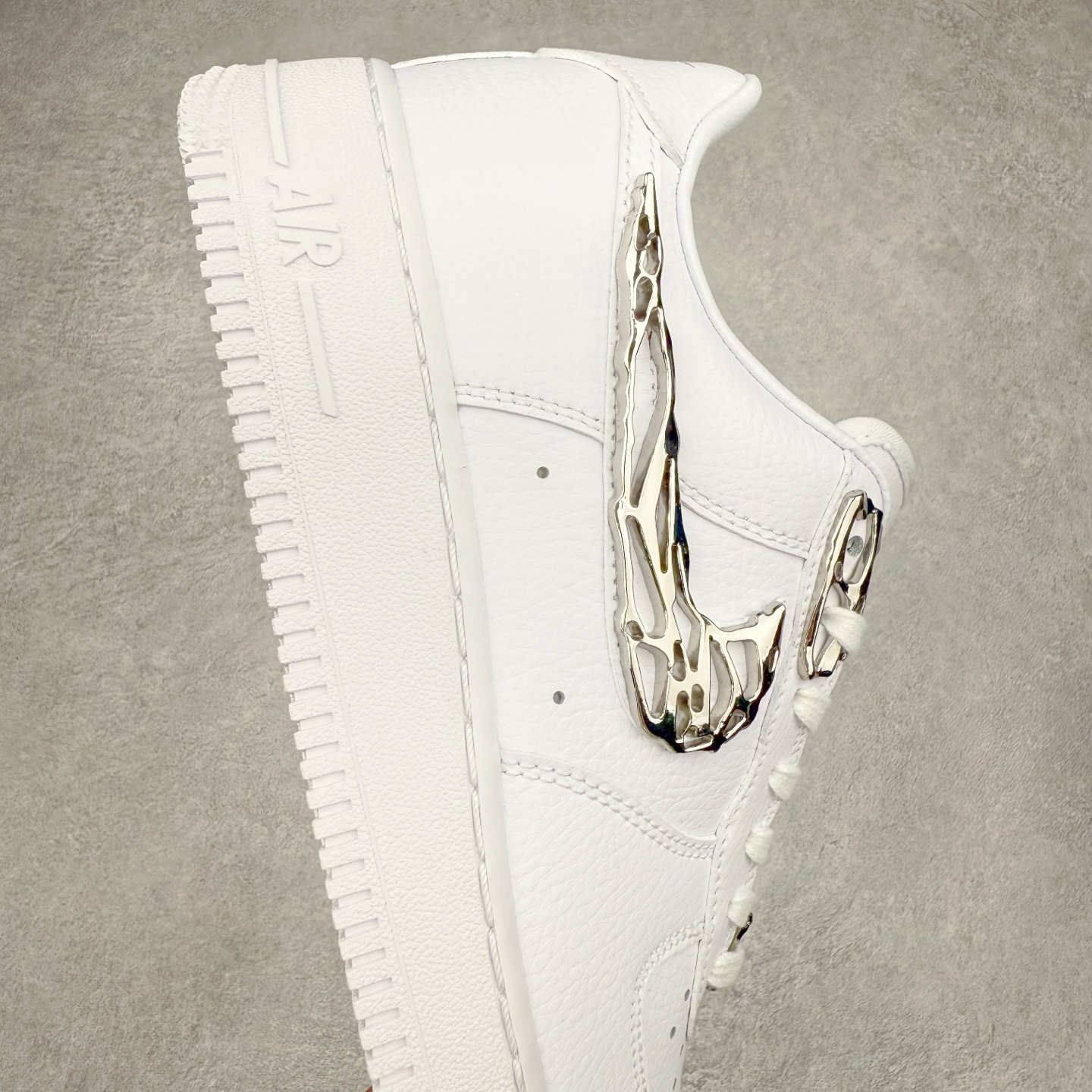 图片[6]-＃XT纯原 NK Air Force 1´07 Low 空军一号低帮百搭休闲运动板鞋 FV3616-101 顶级批次 2022全新楦头鞋型 鱼鳞大底 历时开发三个月 清洁度完美 二维码鞋标 内置芯片及solo气垫 大底高度及其弧度依照正品 钢印 logo刺绣 鞋口弧度 鞋头长度 鞋面冲孔 鞋垫背胶及钢印 完美鞋型对比正品 每一处都是细节满满 柔软、弹性十足的缓震性能和出色的中底设计 横跨复古与现代的外型结合 造就出风靡全球 三十多年的Force 1 直到今天还深受青睐 实拍调校N版已经零色差零失真 百分百还原实物色彩所见即所得 不存在货不对板色差等低级问题 选购参考实物拍摄 不混卖不参货 只用心做好货严格选品 承诺混一赔十 尺码：36 36.5 37.5 38 38.5 39 40 40.5 41 42 42.5 43 44 44.5 45-选品中心