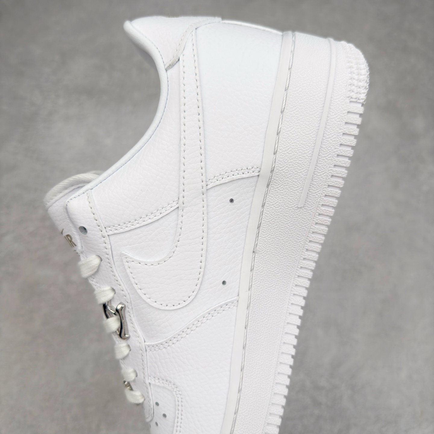 图片[7]-＃XT纯原 NK Air Force 1´07 Low 空军一号低帮百搭休闲运动板鞋 FV3616-101 顶级批次 2022全新楦头鞋型 鱼鳞大底 历时开发三个月 清洁度完美 二维码鞋标 内置芯片及solo气垫 大底高度及其弧度依照正品 钢印 logo刺绣 鞋口弧度 鞋头长度 鞋面冲孔 鞋垫背胶及钢印 完美鞋型对比正品 每一处都是细节满满 柔软、弹性十足的缓震性能和出色的中底设计 横跨复古与现代的外型结合 造就出风靡全球 三十多年的Force 1 直到今天还深受青睐 实拍调校N版已经零色差零失真 百分百还原实物色彩所见即所得 不存在货不对板色差等低级问题 选购参考实物拍摄 不混卖不参货 只用心做好货严格选品 承诺混一赔十 尺码：36 36.5 37.5 38 38.5 39 40 40.5 41 42 42.5 43 44 44.5 45-选品中心