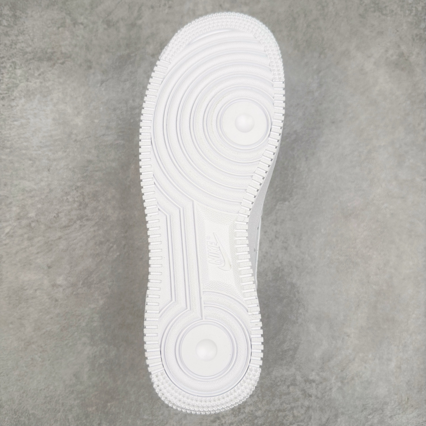 图片[9]-＃XT纯原 NK Air Force 1´07 Low 空军一号低帮百搭休闲运动板鞋 FV3616-101 顶级批次 2022全新楦头鞋型 鱼鳞大底 历时开发三个月 清洁度完美 二维码鞋标 内置芯片及solo气垫 大底高度及其弧度依照正品 钢印 logo刺绣 鞋口弧度 鞋头长度 鞋面冲孔 鞋垫背胶及钢印 完美鞋型对比正品 每一处都是细节满满 柔软、弹性十足的缓震性能和出色的中底设计 横跨复古与现代的外型结合 造就出风靡全球 三十多年的Force 1 直到今天还深受青睐 实拍调校N版已经零色差零失真 百分百还原实物色彩所见即所得 不存在货不对板色差等低级问题 选购参考实物拍摄 不混卖不参货 只用心做好货严格选品 承诺混一赔十 尺码：36 36.5 37.5 38 38.5 39 40 40.5 41 42 42.5 43 44 44.5 45-选品中心