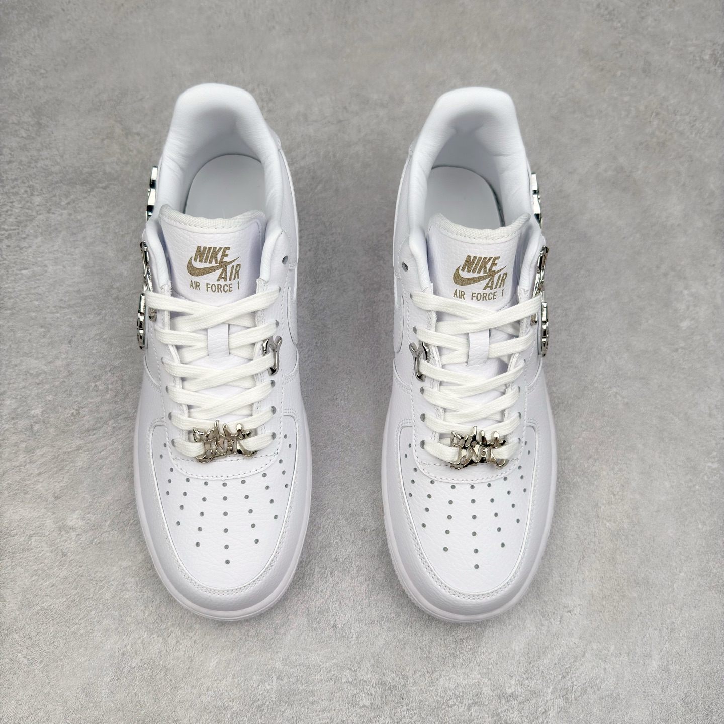 图片[2]-＃XT纯原 NK Air Force 1´07 Low 空军一号低帮百搭休闲运动板鞋 FV3616-101 顶级批次 2022全新楦头鞋型 鱼鳞大底 历时开发三个月 清洁度完美 二维码鞋标 内置芯片及solo气垫 大底高度及其弧度依照正品 钢印 logo刺绣 鞋口弧度 鞋头长度 鞋面冲孔 鞋垫背胶及钢印 完美鞋型对比正品 每一处都是细节满满 柔软、弹性十足的缓震性能和出色的中底设计 横跨复古与现代的外型结合 造就出风靡全球 三十多年的Force 1 直到今天还深受青睐 实拍调校N版已经零色差零失真 百分百还原实物色彩所见即所得 不存在货不对板色差等低级问题 选购参考实物拍摄 不混卖不参货 只用心做好货严格选品 承诺混一赔十 尺码：36 36.5 37.5 38 38.5 39 40 40.5 41 42 42.5 43 44 44.5 45-选品中心