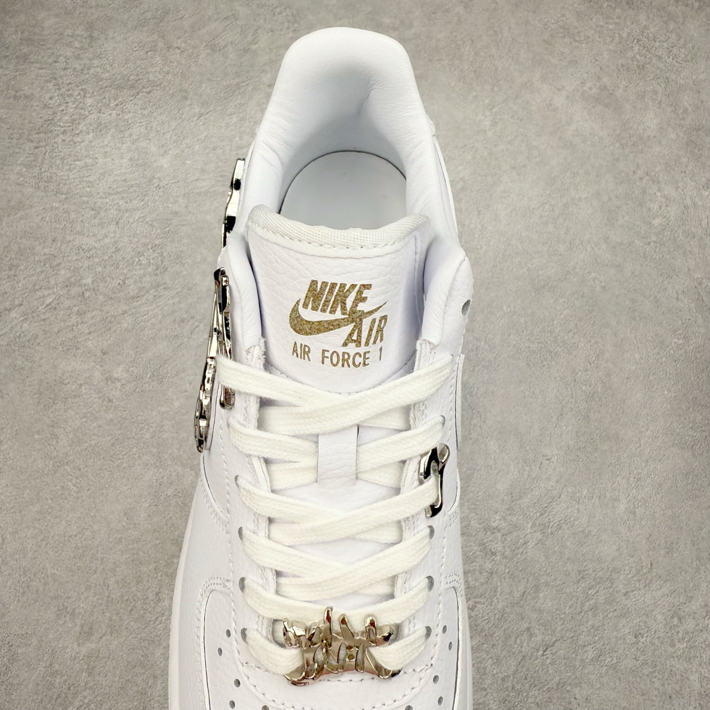 图片[5]-＃XT纯原 NK Air Force 1´07 Low 空军一号低帮百搭休闲运动板鞋 FV3616-101 顶级批次 2022全新楦头鞋型 鱼鳞大底 历时开发三个月 清洁度完美 二维码鞋标 内置芯片及solo气垫 大底高度及其弧度依照正品 钢印 logo刺绣 鞋口弧度 鞋头长度 鞋面冲孔 鞋垫背胶及钢印 完美鞋型对比正品 每一处都是细节满满 柔软、弹性十足的缓震性能和出色的中底设计 横跨复古与现代的外型结合 造就出风靡全球 三十多年的Force 1 直到今天还深受青睐 实拍调校N版已经零色差零失真 百分百还原实物色彩所见即所得 不存在货不对板色差等低级问题 选购参考实物拍摄 不混卖不参货 只用心做好货严格选品 承诺混一赔十 尺码：36 36.5 37.5 38 38.5 39 40 40.5 41 42 42.5 43 44 44.5 45-选品中心