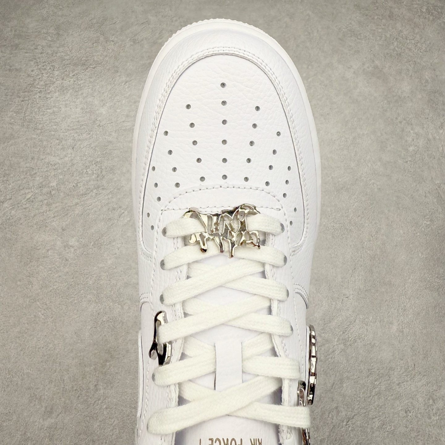 图片[4]-＃XT纯原 NK Air Force 1´07 Low 空军一号低帮百搭休闲运动板鞋 FV3616-101 顶级批次 2022全新楦头鞋型 鱼鳞大底 历时开发三个月 清洁度完美 二维码鞋标 内置芯片及solo气垫 大底高度及其弧度依照正品 钢印 logo刺绣 鞋口弧度 鞋头长度 鞋面冲孔 鞋垫背胶及钢印 完美鞋型对比正品 每一处都是细节满满 柔软、弹性十足的缓震性能和出色的中底设计 横跨复古与现代的外型结合 造就出风靡全球 三十多年的Force 1 直到今天还深受青睐 实拍调校N版已经零色差零失真 百分百还原实物色彩所见即所得 不存在货不对板色差等低级问题 选购参考实物拍摄 不混卖不参货 只用心做好货严格选品 承诺混一赔十 尺码：36 36.5 37.5 38 38.5 39 40 40.5 41 42 42.5 43 44 44.5 45-选品中心