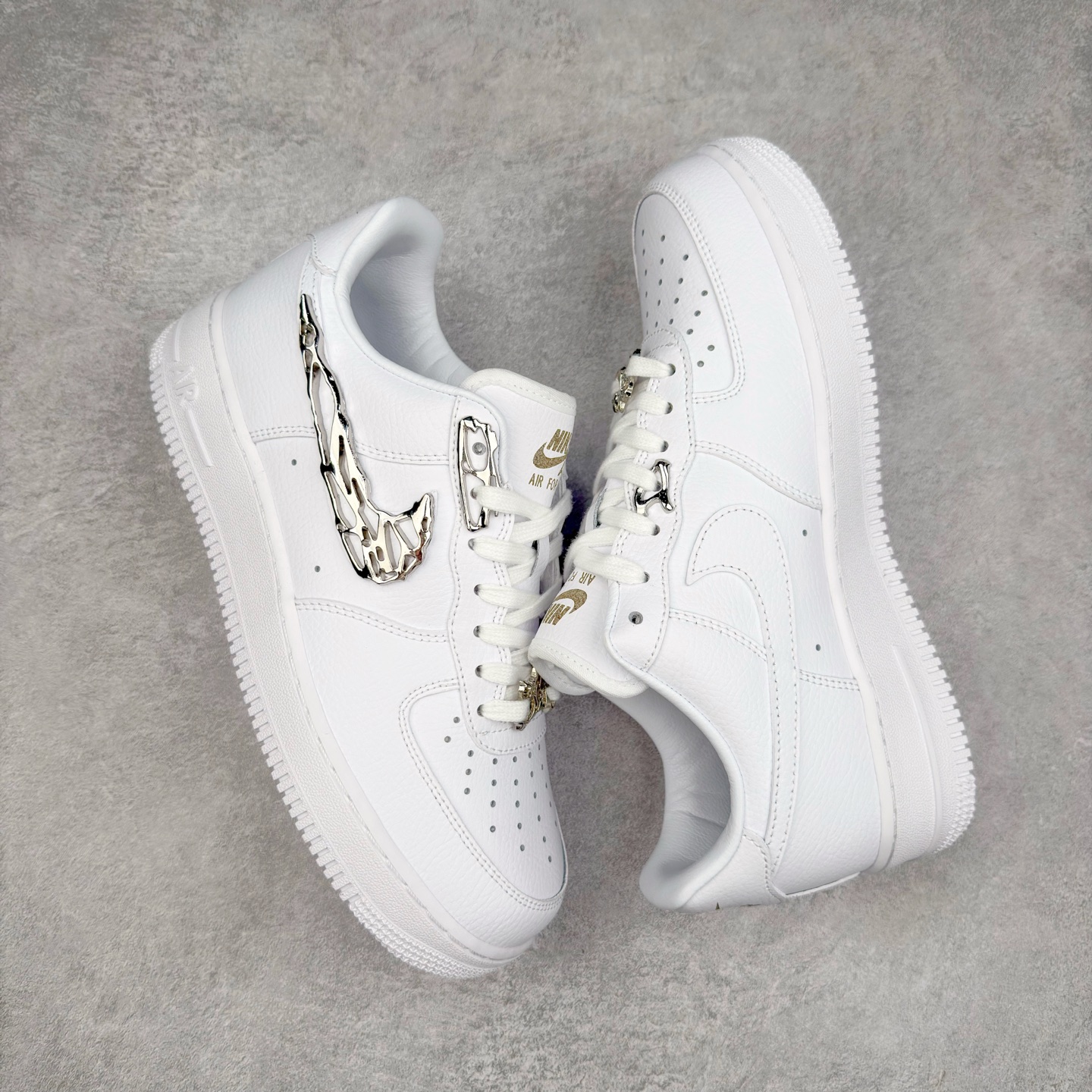 图片[3]-＃XT纯原 NK Air Force 1´07 Low 空军一号低帮百搭休闲运动板鞋 FV3616-101 顶级批次 2022全新楦头鞋型 鱼鳞大底 历时开发三个月 清洁度完美 二维码鞋标 内置芯片及solo气垫 大底高度及其弧度依照正品 钢印 logo刺绣 鞋口弧度 鞋头长度 鞋面冲孔 鞋垫背胶及钢印 完美鞋型对比正品 每一处都是细节满满 柔软、弹性十足的缓震性能和出色的中底设计 横跨复古与现代的外型结合 造就出风靡全球 三十多年的Force 1 直到今天还深受青睐 实拍调校N版已经零色差零失真 百分百还原实物色彩所见即所得 不存在货不对板色差等低级问题 选购参考实物拍摄 不混卖不参货 只用心做好货严格选品 承诺混一赔十 尺码：36 36.5 37.5 38 38.5 39 40 40.5 41 42 42.5 43 44 44.5 45-选品中心