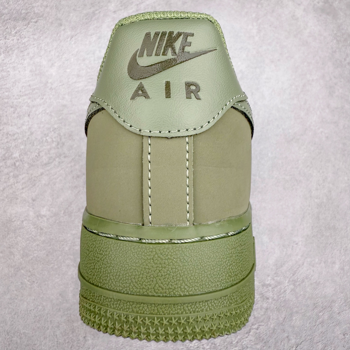 图片[8]-＃XT纯原 NK Air Force 1´07 Low 空军一号低帮百搭休闲运动板鞋 FB8876-300 顶级批次 2022全新楦头鞋型 鱼鳞大底 历时开发三个月 清洁度完美 二维码鞋标 内置芯片及solo气垫 大底高度及其弧度依照正品 钢印 logo刺绣 鞋口弧度 鞋头长度 鞋面冲孔 鞋垫背胶及钢印 完美鞋型对比正品 每一处都是细节满满 柔软、弹性十足的缓震性能和出色的中底设计 横跨复古与现代的外型结合 造就出风靡全球 三十多年的Force 1 直到今天还深受青睐 实拍调校N版已经零色差零失真 百分百还原实物色彩所见即所得 不存在货不对板色差等低级问题 选购参考实物拍摄 不混卖不参货 只用心做好货严格选品 承诺混一赔十 尺码：36 36.5 37.5 38 38.5 39 40 40.5 41 42 42.5 43 44 44.5 45-选品中心