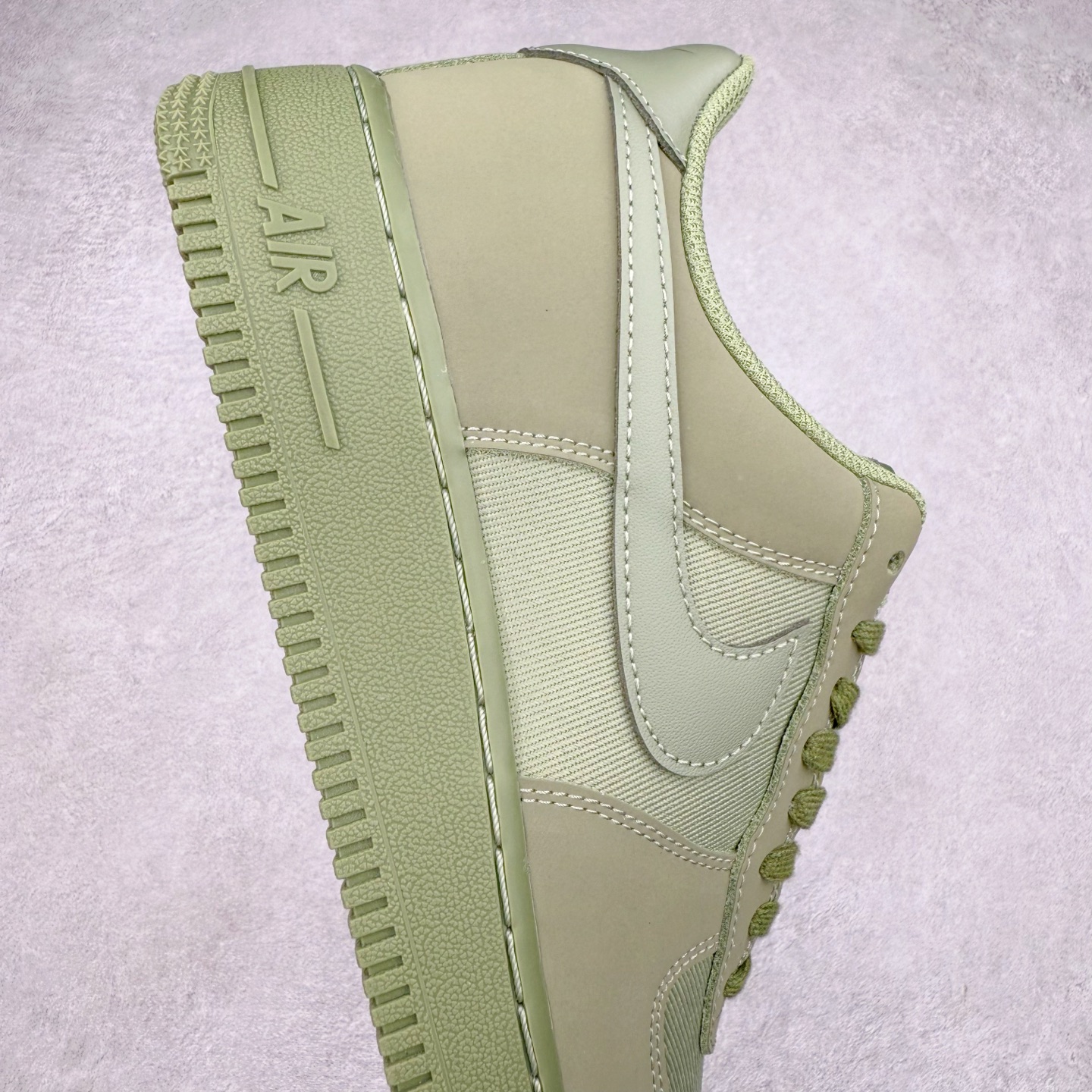 图片[6]-＃XT纯原 NK Air Force 1´07 Low 空军一号低帮百搭休闲运动板鞋 FB8876-300 顶级批次 2022全新楦头鞋型 鱼鳞大底 历时开发三个月 清洁度完美 二维码鞋标 内置芯片及solo气垫 大底高度及其弧度依照正品 钢印 logo刺绣 鞋口弧度 鞋头长度 鞋面冲孔 鞋垫背胶及钢印 完美鞋型对比正品 每一处都是细节满满 柔软、弹性十足的缓震性能和出色的中底设计 横跨复古与现代的外型结合 造就出风靡全球 三十多年的Force 1 直到今天还深受青睐 实拍调校N版已经零色差零失真 百分百还原实物色彩所见即所得 不存在货不对板色差等低级问题 选购参考实物拍摄 不混卖不参货 只用心做好货严格选品 承诺混一赔十 尺码：36 36.5 37.5 38 38.5 39 40 40.5 41 42 42.5 43 44 44.5 45-选品中心