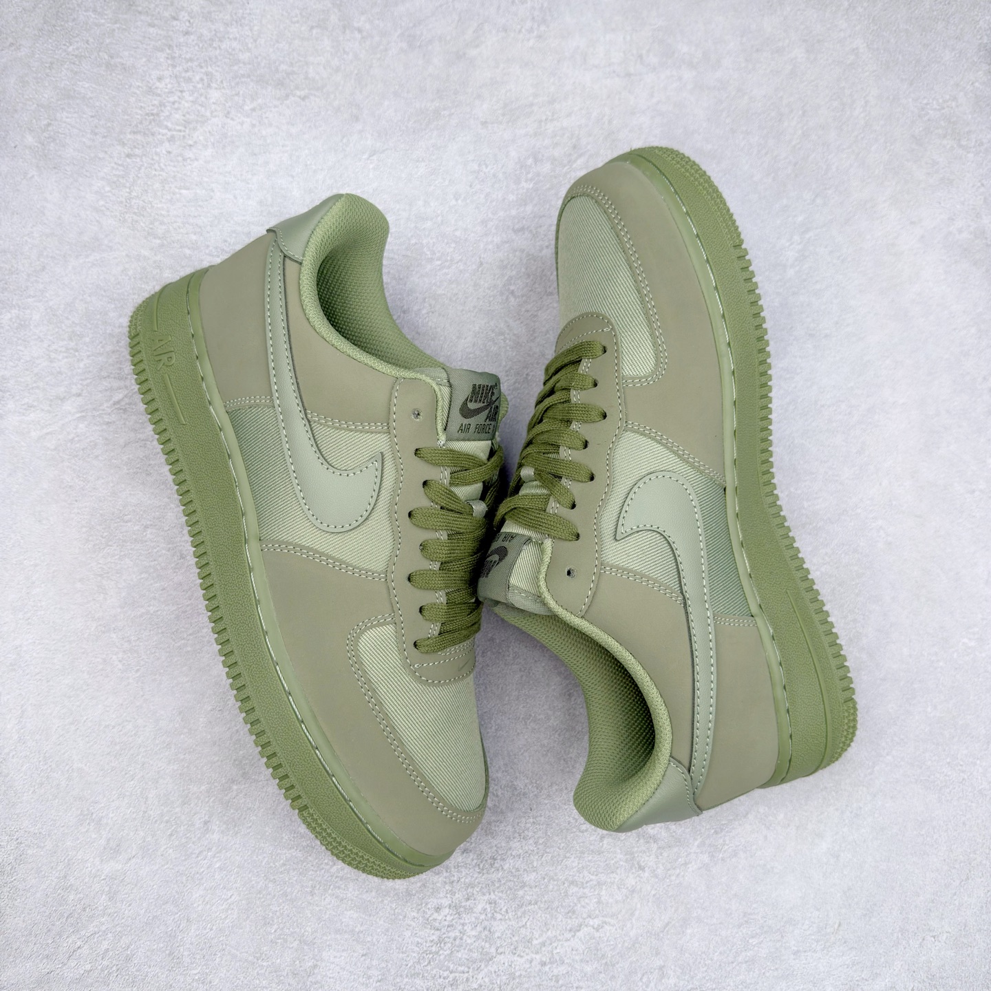 图片[3]-＃XT纯原 NK Air Force 1´07 Low 空军一号低帮百搭休闲运动板鞋 FB8876-300 顶级批次 2022全新楦头鞋型 鱼鳞大底 历时开发三个月 清洁度完美 二维码鞋标 内置芯片及solo气垫 大底高度及其弧度依照正品 钢印 logo刺绣 鞋口弧度 鞋头长度 鞋面冲孔 鞋垫背胶及钢印 完美鞋型对比正品 每一处都是细节满满 柔软、弹性十足的缓震性能和出色的中底设计 横跨复古与现代的外型结合 造就出风靡全球 三十多年的Force 1 直到今天还深受青睐 实拍调校N版已经零色差零失真 百分百还原实物色彩所见即所得 不存在货不对板色差等低级问题 选购参考实物拍摄 不混卖不参货 只用心做好货严格选品 承诺混一赔十 尺码：36 36.5 37.5 38 38.5 39 40 40.5 41 42 42.5 43 44 44.5 45-选品中心