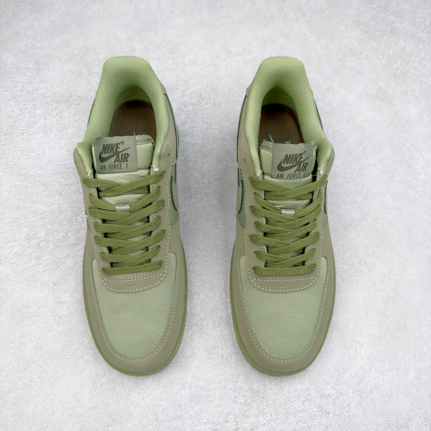 图片[2]-＃XT纯原 NK Air Force 1´07 Low 空军一号低帮百搭休闲运动板鞋 FB8876-300 顶级批次 2022全新楦头鞋型 鱼鳞大底 历时开发三个月 清洁度完美 二维码鞋标 内置芯片及solo气垫 大底高度及其弧度依照正品 钢印 logo刺绣 鞋口弧度 鞋头长度 鞋面冲孔 鞋垫背胶及钢印 完美鞋型对比正品 每一处都是细节满满 柔软、弹性十足的缓震性能和出色的中底设计 横跨复古与现代的外型结合 造就出风靡全球 三十多年的Force 1 直到今天还深受青睐 实拍调校N版已经零色差零失真 百分百还原实物色彩所见即所得 不存在货不对板色差等低级问题 选购参考实物拍摄 不混卖不参货 只用心做好货严格选品 承诺混一赔十 尺码：36 36.5 37.5 38 38.5 39 40 40.5 41 42 42.5 43 44 44.5 45-选品中心