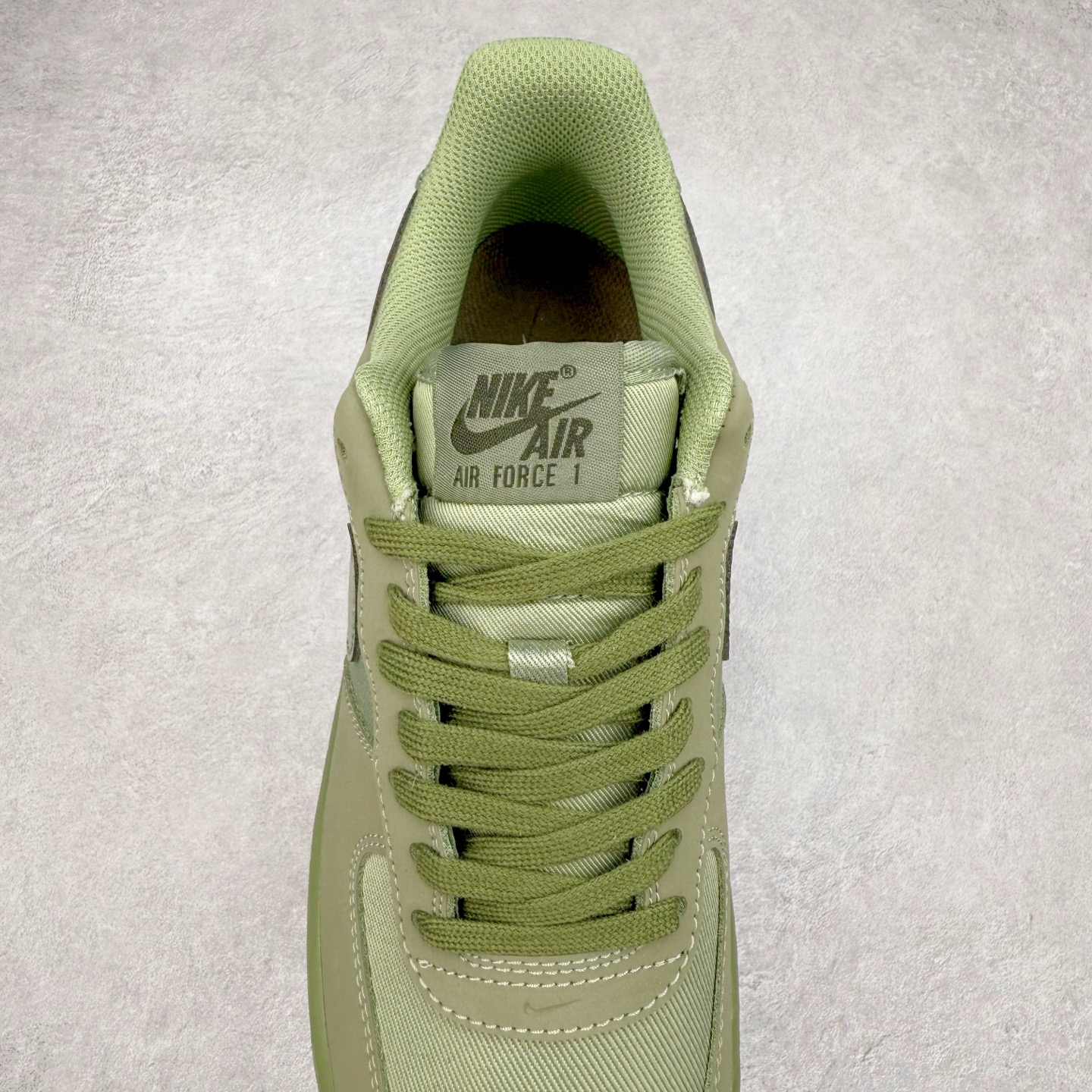 图片[5]-＃XT纯原 NK Air Force 1´07 Low 空军一号低帮百搭休闲运动板鞋 FB8876-300 顶级批次 2022全新楦头鞋型 鱼鳞大底 历时开发三个月 清洁度完美 二维码鞋标 内置芯片及solo气垫 大底高度及其弧度依照正品 钢印 logo刺绣 鞋口弧度 鞋头长度 鞋面冲孔 鞋垫背胶及钢印 完美鞋型对比正品 每一处都是细节满满 柔软、弹性十足的缓震性能和出色的中底设计 横跨复古与现代的外型结合 造就出风靡全球 三十多年的Force 1 直到今天还深受青睐 实拍调校N版已经零色差零失真 百分百还原实物色彩所见即所得 不存在货不对板色差等低级问题 选购参考实物拍摄 不混卖不参货 只用心做好货严格选品 承诺混一赔十 尺码：36 36.5 37.5 38 38.5 39 40 40.5 41 42 42.5 43 44 44.5 45-选品中心