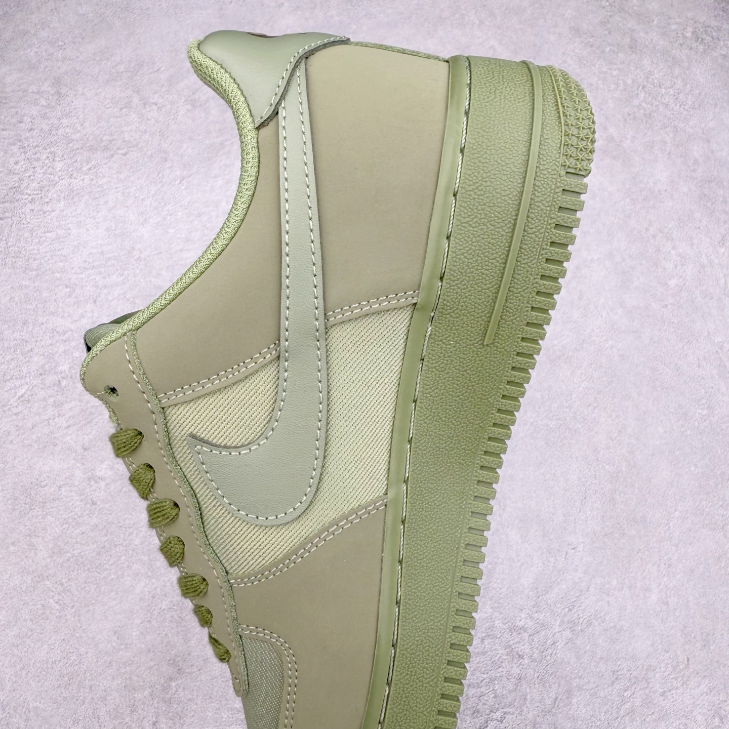 图片[7]-＃XT纯原 NK Air Force 1´07 Low 空军一号低帮百搭休闲运动板鞋 FB8876-300 顶级批次 2022全新楦头鞋型 鱼鳞大底 历时开发三个月 清洁度完美 二维码鞋标 内置芯片及solo气垫 大底高度及其弧度依照正品 钢印 logo刺绣 鞋口弧度 鞋头长度 鞋面冲孔 鞋垫背胶及钢印 完美鞋型对比正品 每一处都是细节满满 柔软、弹性十足的缓震性能和出色的中底设计 横跨复古与现代的外型结合 造就出风靡全球 三十多年的Force 1 直到今天还深受青睐 实拍调校N版已经零色差零失真 百分百还原实物色彩所见即所得 不存在货不对板色差等低级问题 选购参考实物拍摄 不混卖不参货 只用心做好货严格选品 承诺混一赔十 尺码：36 36.5 37.5 38 38.5 39 40 40.5 41 42 42.5 43 44 44.5 45-选品中心