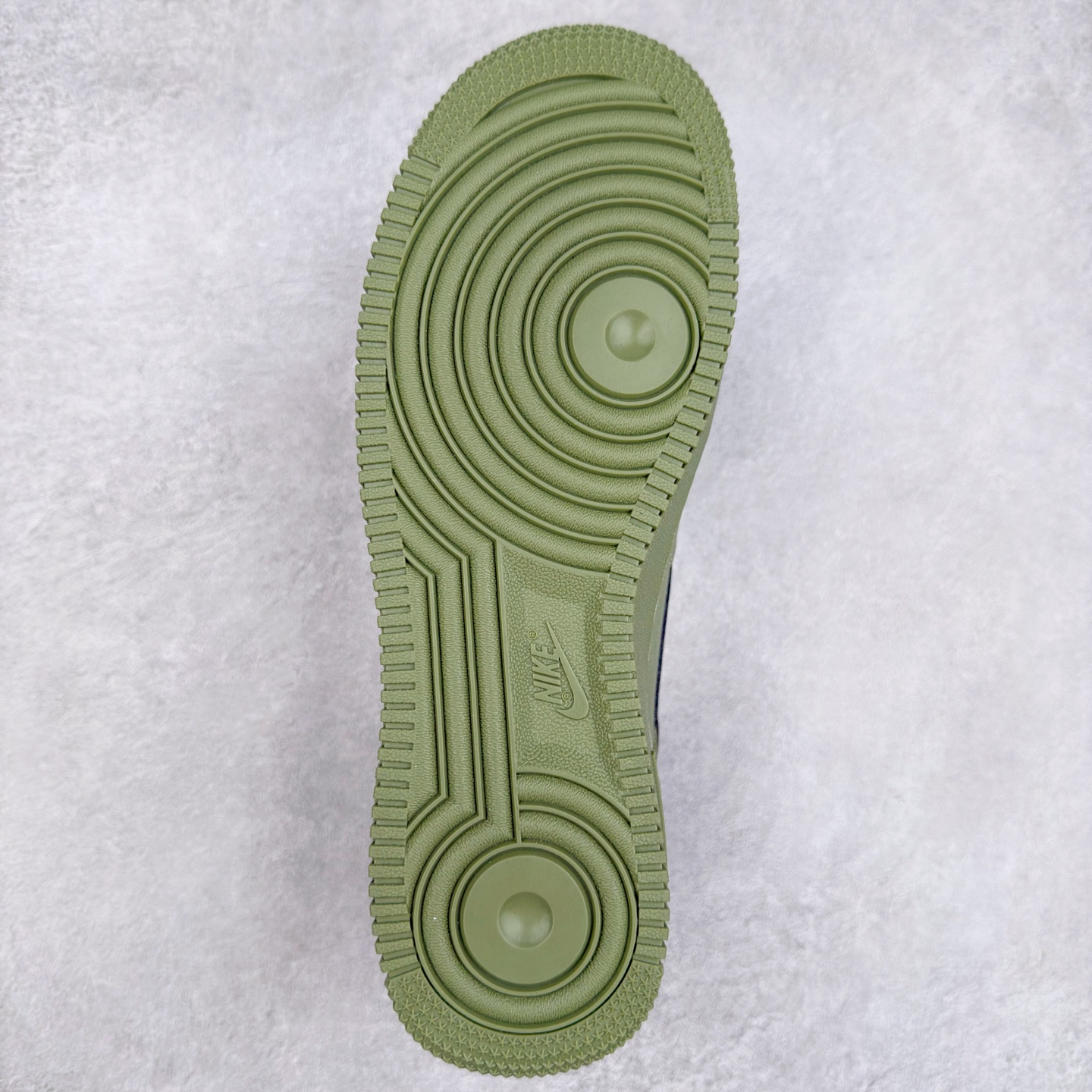 图片[9]-＃XT纯原 NK Air Force 1´07 Low 空军一号低帮百搭休闲运动板鞋 FB8876-300 顶级批次 2022全新楦头鞋型 鱼鳞大底 历时开发三个月 清洁度完美 二维码鞋标 内置芯片及solo气垫 大底高度及其弧度依照正品 钢印 logo刺绣 鞋口弧度 鞋头长度 鞋面冲孔 鞋垫背胶及钢印 完美鞋型对比正品 每一处都是细节满满 柔软、弹性十足的缓震性能和出色的中底设计 横跨复古与现代的外型结合 造就出风靡全球 三十多年的Force 1 直到今天还深受青睐 实拍调校N版已经零色差零失真 百分百还原实物色彩所见即所得 不存在货不对板色差等低级问题 选购参考实物拍摄 不混卖不参货 只用心做好货严格选品 承诺混一赔十 尺码：36 36.5 37.5 38 38.5 39 40 40.5 41 42 42.5 43 44 44.5 45-选品中心