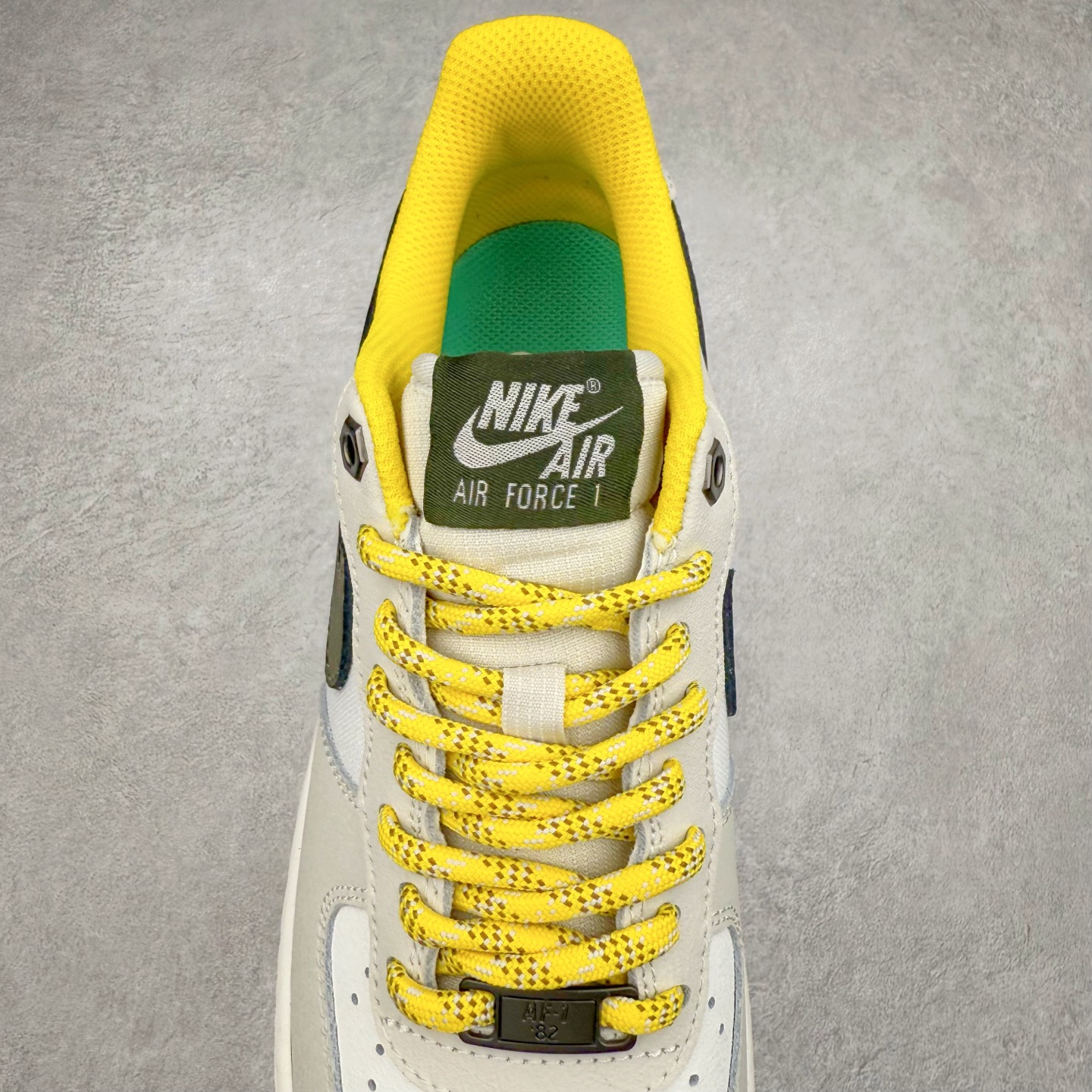 图片[5]-＃XT纯原 NK Air Force 1´07 Low 空军一号低帮百搭休闲运动板鞋 FV3628-031 顶级批次 2022全新楦头鞋型 鱼鳞大底 历时开发三个月 清洁度完美 二维码鞋标 内置芯片及solo气垫 大底高度及其弧度依照正品 钢印 logo刺绣 鞋口弧度 鞋头长度 鞋面冲孔 鞋垫背胶及钢印 完美鞋型对比正品 每一处都是细节满满 柔软、弹性十足的缓震性能和出色的中底设计 横跨复古与现代的外型结合 造就出风靡全球 三十多年的Force 1 直到今天还深受青睐 实拍调校N版已经零色差零失真 百分百还原实物色彩所见即所得 不存在货不对板色差等低级问题 选购参考实物拍摄 不混卖不参货 只用心做好货严格选品 承诺混一赔十 尺码：36 36.5 37.5 38 38.5 39 40 40.5 41 42 42.5 43 44 44.5 45-选品中心