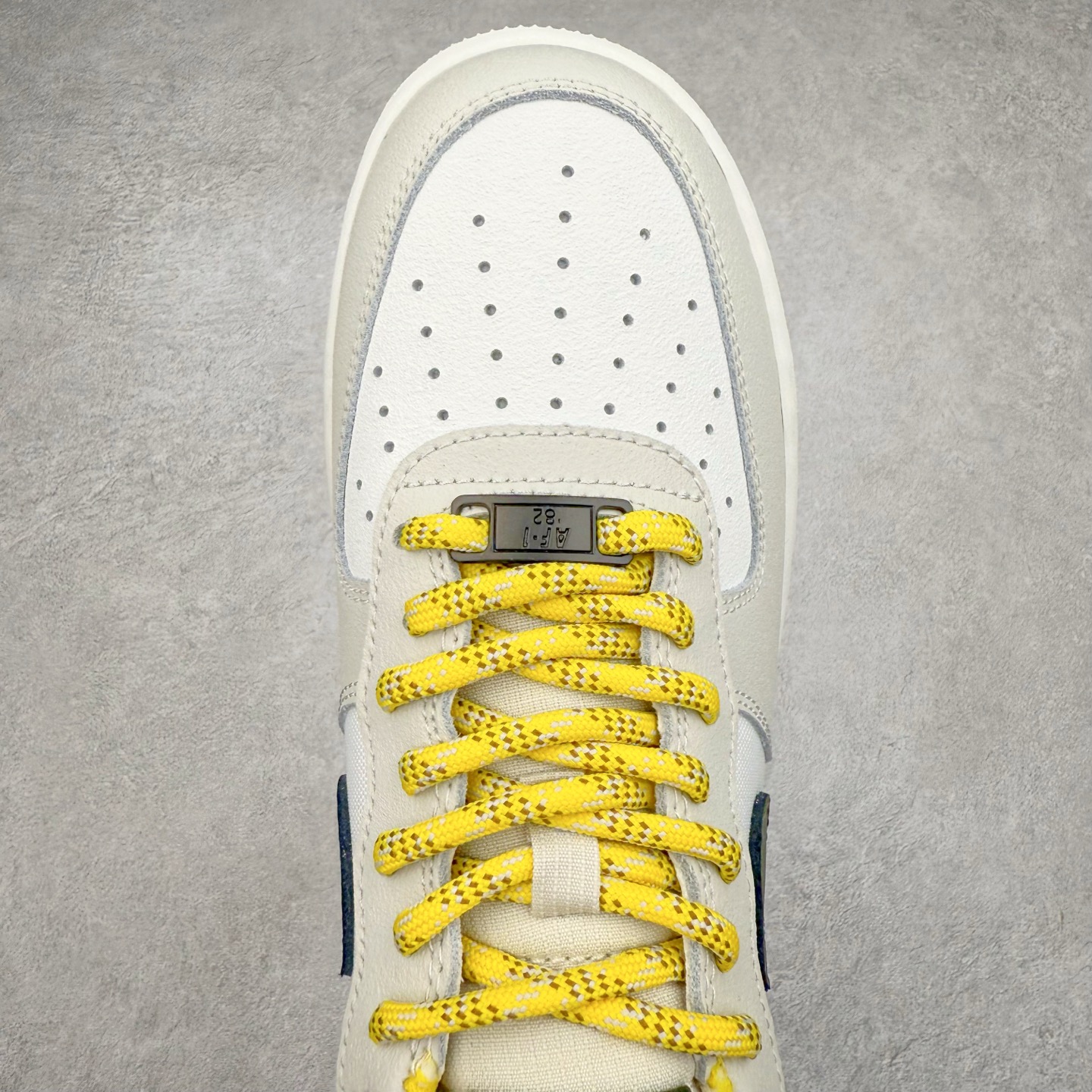 图片[4]-＃XT纯原 NK Air Force 1´07 Low 空军一号低帮百搭休闲运动板鞋 FV3628-031 顶级批次 2022全新楦头鞋型 鱼鳞大底 历时开发三个月 清洁度完美 二维码鞋标 内置芯片及solo气垫 大底高度及其弧度依照正品 钢印 logo刺绣 鞋口弧度 鞋头长度 鞋面冲孔 鞋垫背胶及钢印 完美鞋型对比正品 每一处都是细节满满 柔软、弹性十足的缓震性能和出色的中底设计 横跨复古与现代的外型结合 造就出风靡全球 三十多年的Force 1 直到今天还深受青睐 实拍调校N版已经零色差零失真 百分百还原实物色彩所见即所得 不存在货不对板色差等低级问题 选购参考实物拍摄 不混卖不参货 只用心做好货严格选品 承诺混一赔十 尺码：36 36.5 37.5 38 38.5 39 40 40.5 41 42 42.5 43 44 44.5 45-选品中心