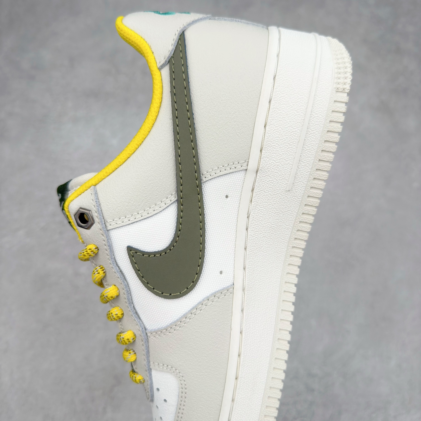 图片[7]-＃XT纯原 NK Air Force 1´07 Low 空军一号低帮百搭休闲运动板鞋 FV3628-031 顶级批次 2022全新楦头鞋型 鱼鳞大底 历时开发三个月 清洁度完美 二维码鞋标 内置芯片及solo气垫 大底高度及其弧度依照正品 钢印 logo刺绣 鞋口弧度 鞋头长度 鞋面冲孔 鞋垫背胶及钢印 完美鞋型对比正品 每一处都是细节满满 柔软、弹性十足的缓震性能和出色的中底设计 横跨复古与现代的外型结合 造就出风靡全球 三十多年的Force 1 直到今天还深受青睐 实拍调校N版已经零色差零失真 百分百还原实物色彩所见即所得 不存在货不对板色差等低级问题 选购参考实物拍摄 不混卖不参货 只用心做好货严格选品 承诺混一赔十 尺码：36 36.5 37.5 38 38.5 39 40 40.5 41 42 42.5 43 44 44.5 45-选品中心