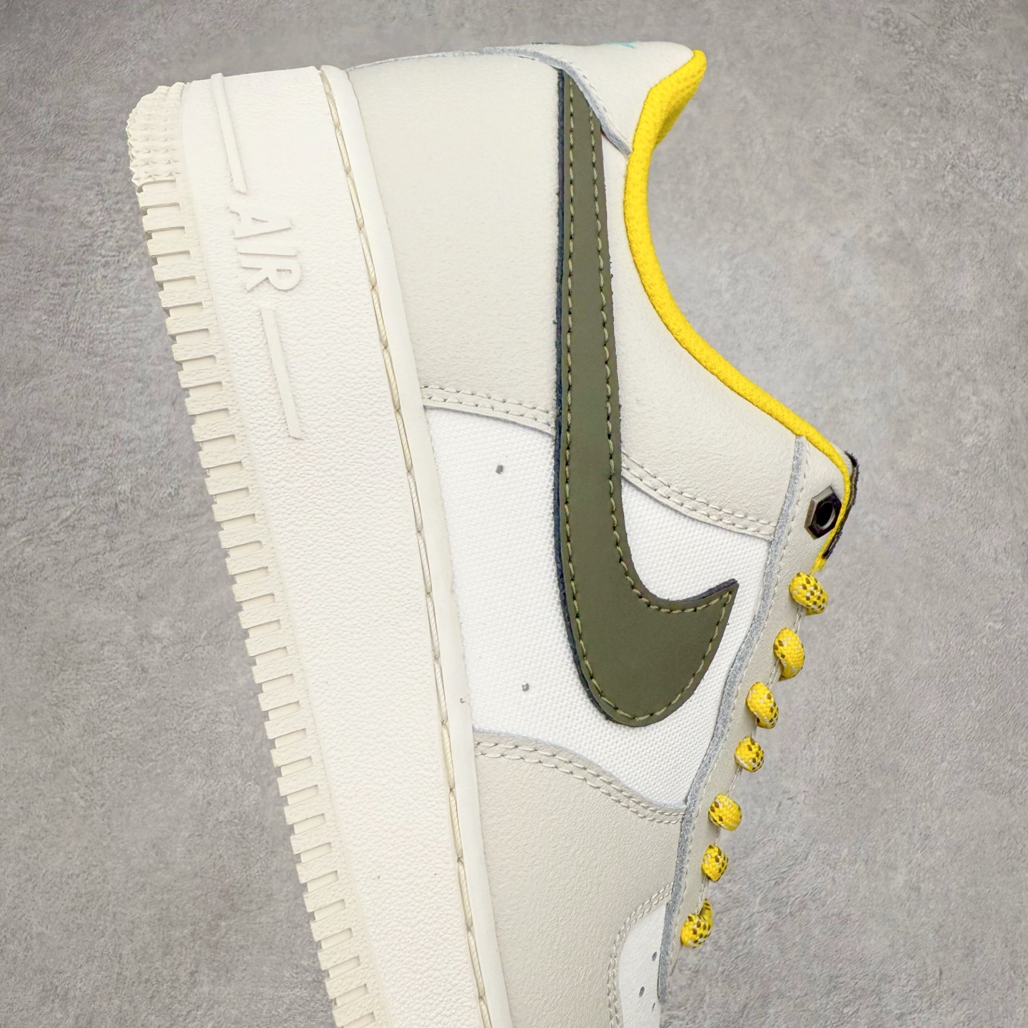 图片[6]-＃XT纯原 NK Air Force 1´07 Low 空军一号低帮百搭休闲运动板鞋 FV3628-031 顶级批次 2022全新楦头鞋型 鱼鳞大底 历时开发三个月 清洁度完美 二维码鞋标 内置芯片及solo气垫 大底高度及其弧度依照正品 钢印 logo刺绣 鞋口弧度 鞋头长度 鞋面冲孔 鞋垫背胶及钢印 完美鞋型对比正品 每一处都是细节满满 柔软、弹性十足的缓震性能和出色的中底设计 横跨复古与现代的外型结合 造就出风靡全球 三十多年的Force 1 直到今天还深受青睐 实拍调校N版已经零色差零失真 百分百还原实物色彩所见即所得 不存在货不对板色差等低级问题 选购参考实物拍摄 不混卖不参货 只用心做好货严格选品 承诺混一赔十 尺码：36 36.5 37.5 38 38.5 39 40 40.5 41 42 42.5 43 44 44.5 45-选品中心