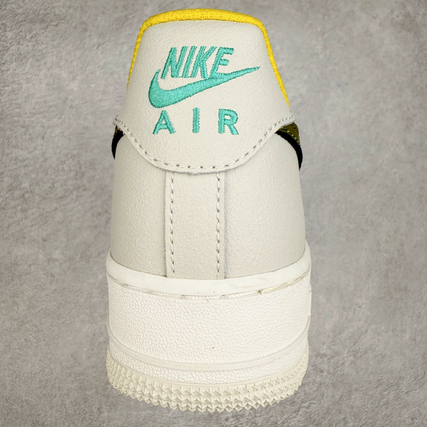 图片[8]-＃XT纯原 NK Air Force 1´07 Low 空军一号低帮百搭休闲运动板鞋 FV3628-031 顶级批次 2022全新楦头鞋型 鱼鳞大底 历时开发三个月 清洁度完美 二维码鞋标 内置芯片及solo气垫 大底高度及其弧度依照正品 钢印 logo刺绣 鞋口弧度 鞋头长度 鞋面冲孔 鞋垫背胶及钢印 完美鞋型对比正品 每一处都是细节满满 柔软、弹性十足的缓震性能和出色的中底设计 横跨复古与现代的外型结合 造就出风靡全球 三十多年的Force 1 直到今天还深受青睐 实拍调校N版已经零色差零失真 百分百还原实物色彩所见即所得 不存在货不对板色差等低级问题 选购参考实物拍摄 不混卖不参货 只用心做好货严格选品 承诺混一赔十 尺码：36 36.5 37.5 38 38.5 39 40 40.5 41 42 42.5 43 44 44.5 45-选品中心