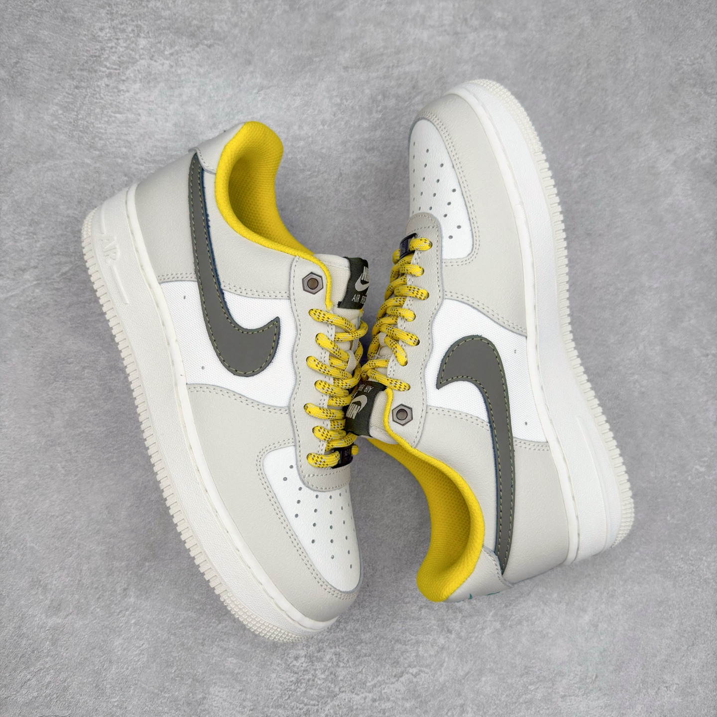 图片[3]-＃XT纯原 NK Air Force 1´07 Low 空军一号低帮百搭休闲运动板鞋 FV3628-031 顶级批次 2022全新楦头鞋型 鱼鳞大底 历时开发三个月 清洁度完美 二维码鞋标 内置芯片及solo气垫 大底高度及其弧度依照正品 钢印 logo刺绣 鞋口弧度 鞋头长度 鞋面冲孔 鞋垫背胶及钢印 完美鞋型对比正品 每一处都是细节满满 柔软、弹性十足的缓震性能和出色的中底设计 横跨复古与现代的外型结合 造就出风靡全球 三十多年的Force 1 直到今天还深受青睐 实拍调校N版已经零色差零失真 百分百还原实物色彩所见即所得 不存在货不对板色差等低级问题 选购参考实物拍摄 不混卖不参货 只用心做好货严格选品 承诺混一赔十 尺码：36 36.5 37.5 38 38.5 39 40 40.5 41 42 42.5 43 44 44.5 45-选品中心