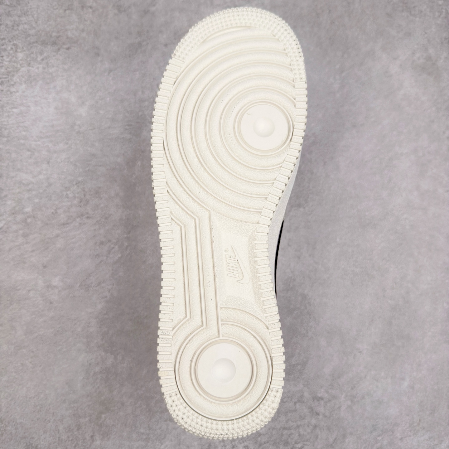 图片[9]-＃XT纯原 NK Air Force 1´07 Low 空军一号低帮百搭休闲运动板鞋 FV3628-031 顶级批次 2022全新楦头鞋型 鱼鳞大底 历时开发三个月 清洁度完美 二维码鞋标 内置芯片及solo气垫 大底高度及其弧度依照正品 钢印 logo刺绣 鞋口弧度 鞋头长度 鞋面冲孔 鞋垫背胶及钢印 完美鞋型对比正品 每一处都是细节满满 柔软、弹性十足的缓震性能和出色的中底设计 横跨复古与现代的外型结合 造就出风靡全球 三十多年的Force 1 直到今天还深受青睐 实拍调校N版已经零色差零失真 百分百还原实物色彩所见即所得 不存在货不对板色差等低级问题 选购参考实物拍摄 不混卖不参货 只用心做好货严格选品 承诺混一赔十 尺码：36 36.5 37.5 38 38.5 39 40 40.5 41 42 42.5 43 44 44.5 45-选品中心