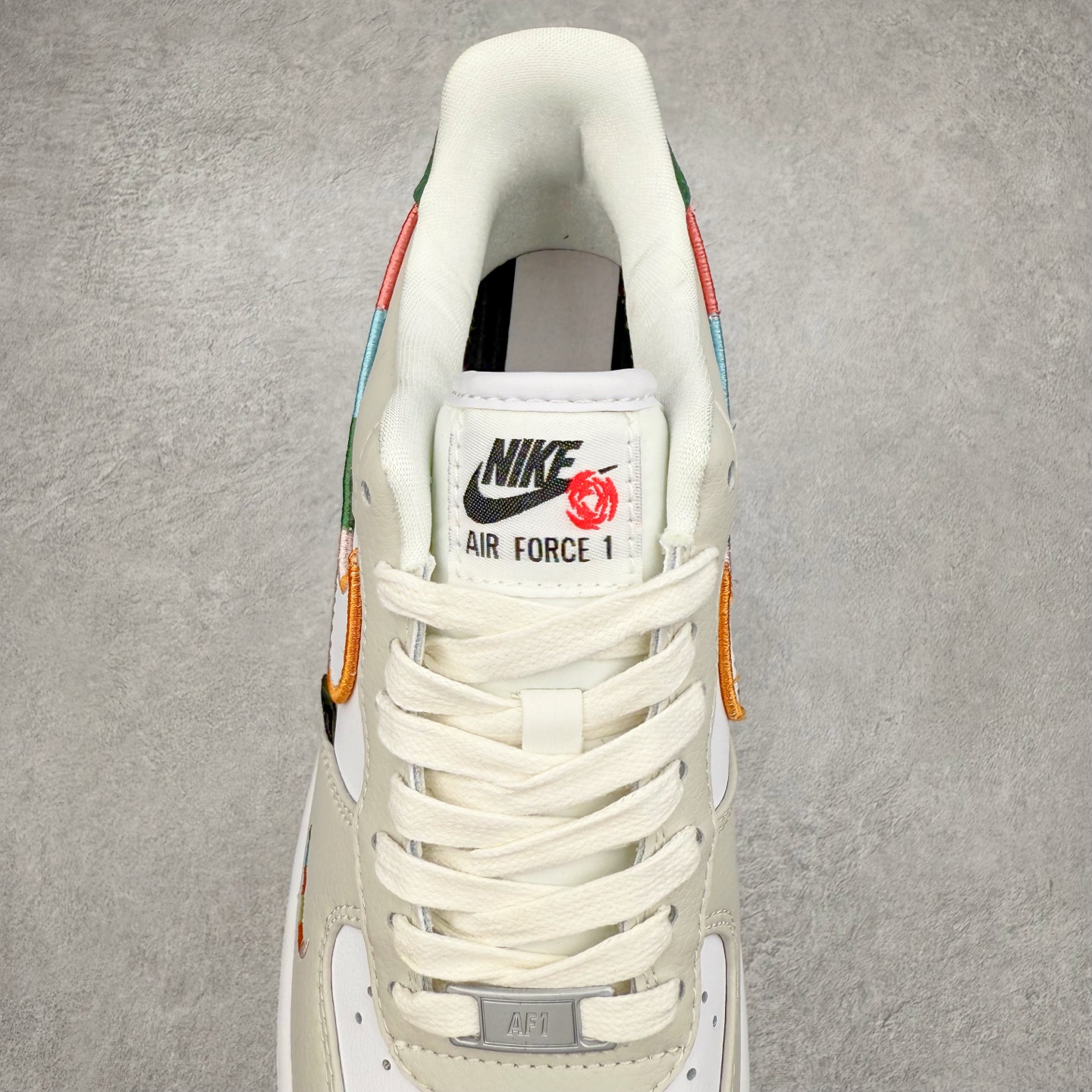 图片[5]-＃XT纯原 NK Air Force 1´07 Low 空军一号低帮百搭休闲运动板鞋 FN8924-111 顶级批次 2022全新楦头鞋型 鱼鳞大底 历时开发三个月 清洁度完美 二维码鞋标 内置芯片及solo气垫 大底高度及其弧度依照正品 钢印 logo刺绣 鞋口弧度 鞋头长度 鞋面冲孔 鞋垫背胶及钢印 完美鞋型对比正品 每一处都是细节满满 柔软、弹性十足的缓震性能和出色的中底设计 横跨复古与现代的外型结合 造就出风靡全球 三十多年的Force 1 直到今天还深受青睐 实拍调校N版已经零色差零失真 百分百还原实物色彩所见即所得 不存在货不对板色差等低级问题 选购参考实物拍摄 不混卖不参货 只用心做好货严格选品 承诺混一赔十 尺码：36 36.5 37.5 38 38.5 39 40 40.5 41 42 42.5 43 44 44.5 45-选品中心