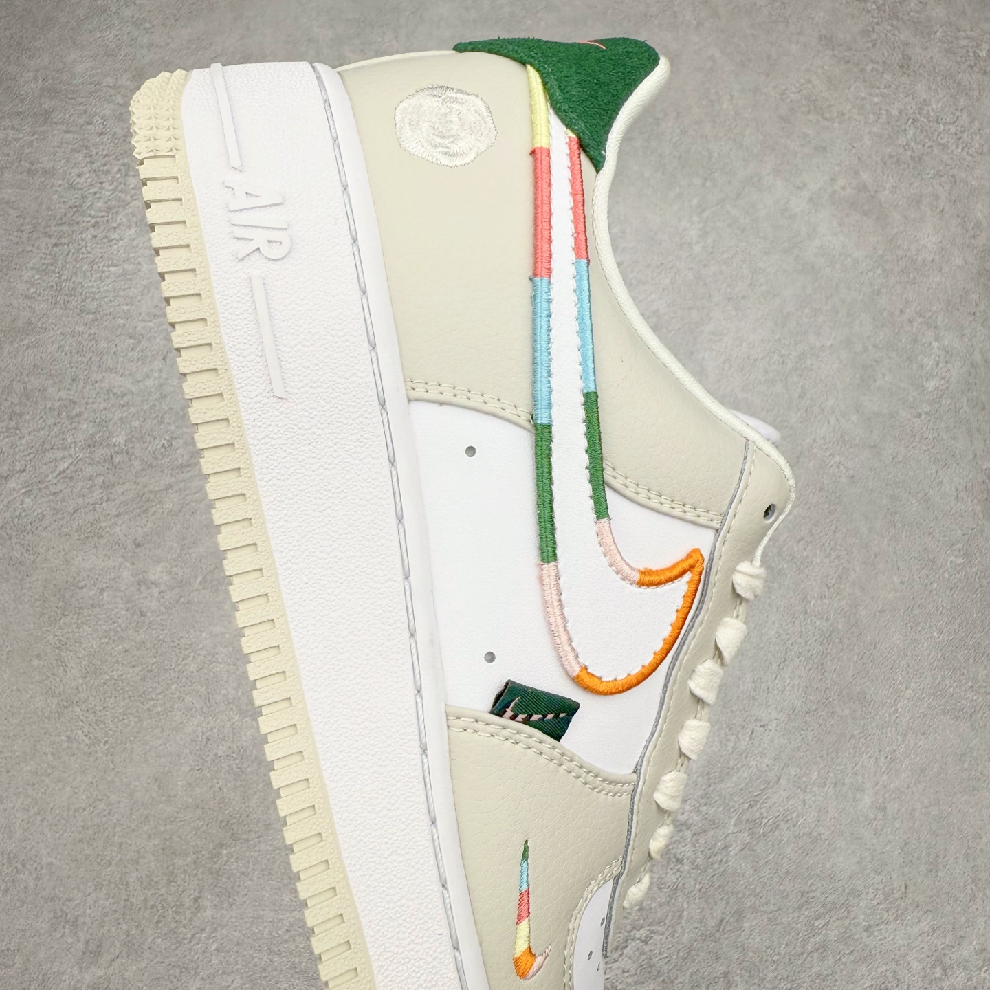 图片[6]-＃XT纯原 NK Air Force 1´07 Low 空军一号低帮百搭休闲运动板鞋 FN8924-111 顶级批次 2022全新楦头鞋型 鱼鳞大底 历时开发三个月 清洁度完美 二维码鞋标 内置芯片及solo气垫 大底高度及其弧度依照正品 钢印 logo刺绣 鞋口弧度 鞋头长度 鞋面冲孔 鞋垫背胶及钢印 完美鞋型对比正品 每一处都是细节满满 柔软、弹性十足的缓震性能和出色的中底设计 横跨复古与现代的外型结合 造就出风靡全球 三十多年的Force 1 直到今天还深受青睐 实拍调校N版已经零色差零失真 百分百还原实物色彩所见即所得 不存在货不对板色差等低级问题 选购参考实物拍摄 不混卖不参货 只用心做好货严格选品 承诺混一赔十 尺码：36 36.5 37.5 38 38.5 39 40 40.5 41 42 42.5 43 44 44.5 45-选品中心