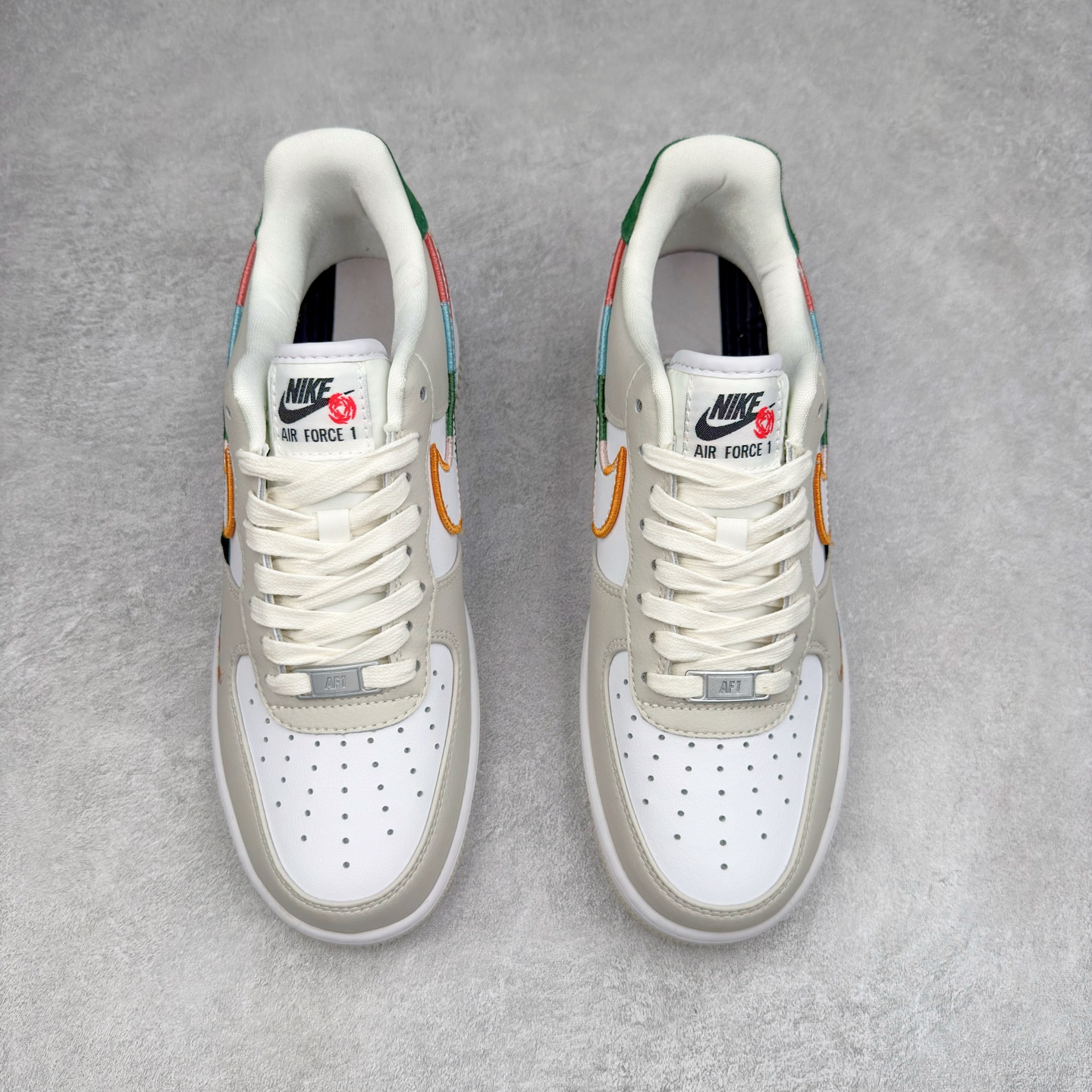 图片[2]-＃XT纯原 NK Air Force 1´07 Low 空军一号低帮百搭休闲运动板鞋 FN8924-111 顶级批次 2022全新楦头鞋型 鱼鳞大底 历时开发三个月 清洁度完美 二维码鞋标 内置芯片及solo气垫 大底高度及其弧度依照正品 钢印 logo刺绣 鞋口弧度 鞋头长度 鞋面冲孔 鞋垫背胶及钢印 完美鞋型对比正品 每一处都是细节满满 柔软、弹性十足的缓震性能和出色的中底设计 横跨复古与现代的外型结合 造就出风靡全球 三十多年的Force 1 直到今天还深受青睐 实拍调校N版已经零色差零失真 百分百还原实物色彩所见即所得 不存在货不对板色差等低级问题 选购参考实物拍摄 不混卖不参货 只用心做好货严格选品 承诺混一赔十 尺码：36 36.5 37.5 38 38.5 39 40 40.5 41 42 42.5 43 44 44.5 45-选品中心