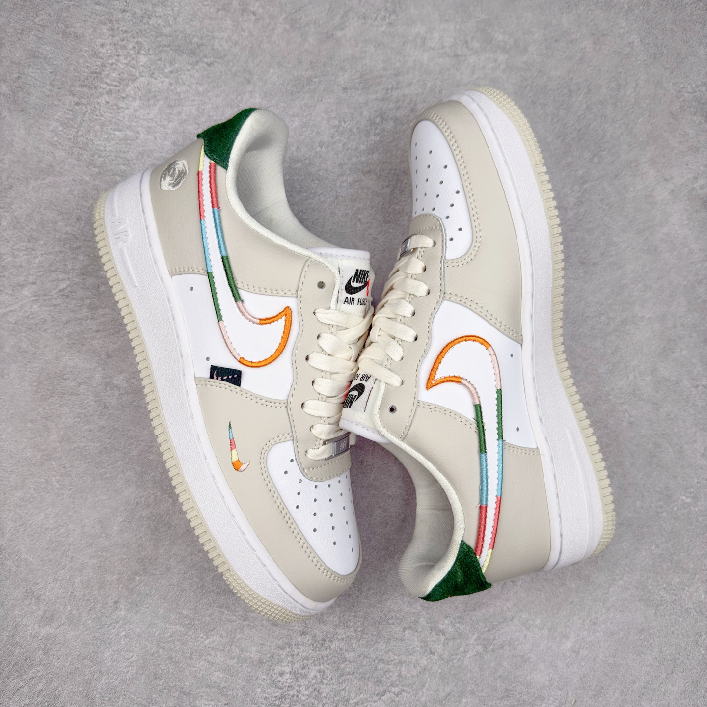 图片[3]-＃XT纯原 NK Air Force 1´07 Low 空军一号低帮百搭休闲运动板鞋 FN8924-111 顶级批次 2022全新楦头鞋型 鱼鳞大底 历时开发三个月 清洁度完美 二维码鞋标 内置芯片及solo气垫 大底高度及其弧度依照正品 钢印 logo刺绣 鞋口弧度 鞋头长度 鞋面冲孔 鞋垫背胶及钢印 完美鞋型对比正品 每一处都是细节满满 柔软、弹性十足的缓震性能和出色的中底设计 横跨复古与现代的外型结合 造就出风靡全球 三十多年的Force 1 直到今天还深受青睐 实拍调校N版已经零色差零失真 百分百还原实物色彩所见即所得 不存在货不对板色差等低级问题 选购参考实物拍摄 不混卖不参货 只用心做好货严格选品 承诺混一赔十 尺码：36 36.5 37.5 38 38.5 39 40 40.5 41 42 42.5 43 44 44.5 45-选品中心