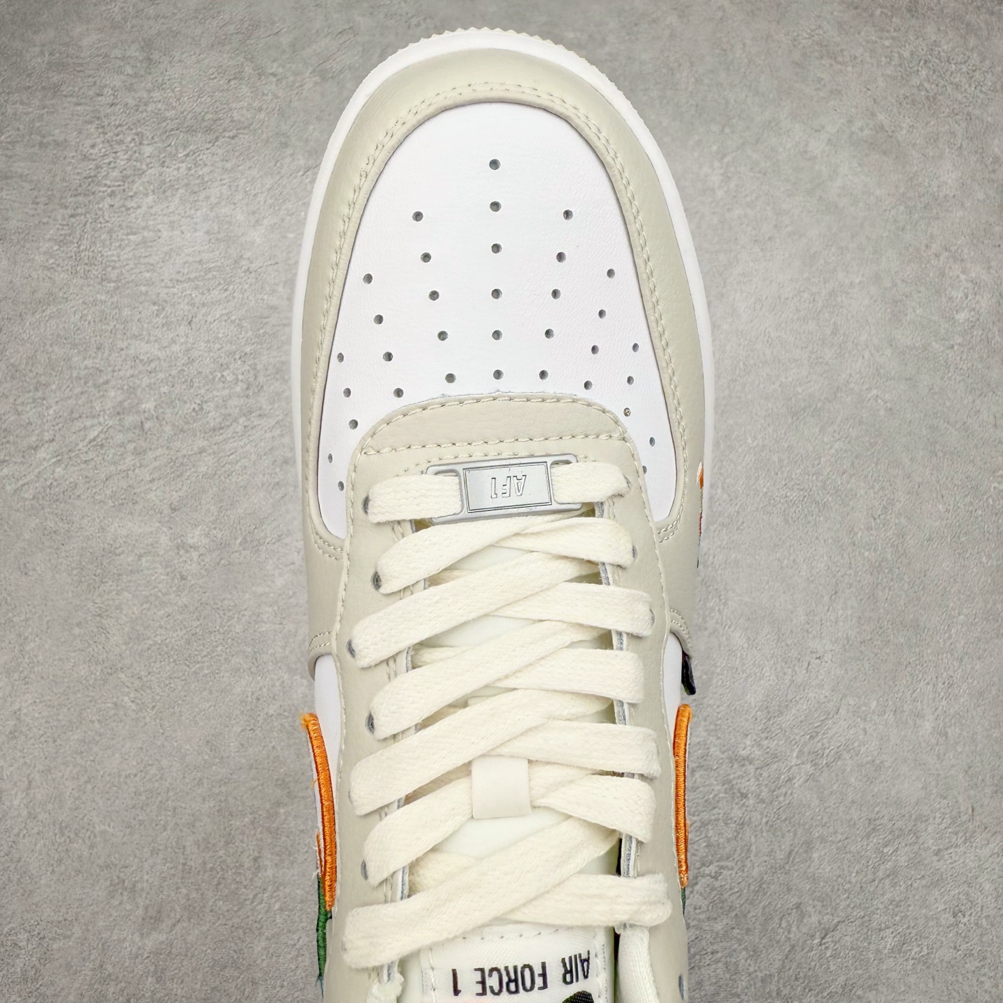 图片[4]-＃XT纯原 NK Air Force 1´07 Low 空军一号低帮百搭休闲运动板鞋 FN8924-111 顶级批次 2022全新楦头鞋型 鱼鳞大底 历时开发三个月 清洁度完美 二维码鞋标 内置芯片及solo气垫 大底高度及其弧度依照正品 钢印 logo刺绣 鞋口弧度 鞋头长度 鞋面冲孔 鞋垫背胶及钢印 完美鞋型对比正品 每一处都是细节满满 柔软、弹性十足的缓震性能和出色的中底设计 横跨复古与现代的外型结合 造就出风靡全球 三十多年的Force 1 直到今天还深受青睐 实拍调校N版已经零色差零失真 百分百还原实物色彩所见即所得 不存在货不对板色差等低级问题 选购参考实物拍摄 不混卖不参货 只用心做好货严格选品 承诺混一赔十 尺码：36 36.5 37.5 38 38.5 39 40 40.5 41 42 42.5 43 44 44.5 45-选品中心