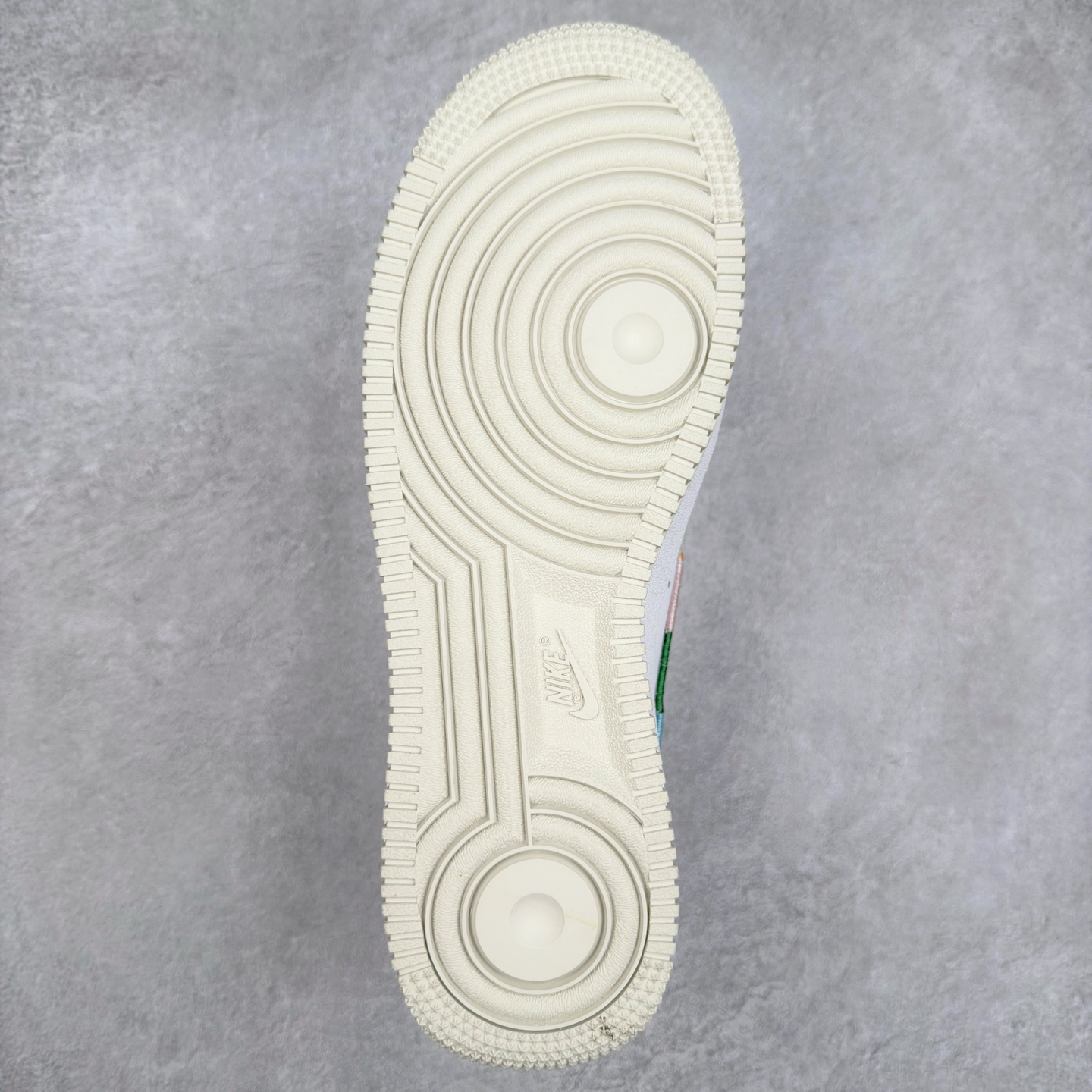 图片[9]-＃XT纯原 NK Air Force 1´07 Low 空军一号低帮百搭休闲运动板鞋 FN8924-111 顶级批次 2022全新楦头鞋型 鱼鳞大底 历时开发三个月 清洁度完美 二维码鞋标 内置芯片及solo气垫 大底高度及其弧度依照正品 钢印 logo刺绣 鞋口弧度 鞋头长度 鞋面冲孔 鞋垫背胶及钢印 完美鞋型对比正品 每一处都是细节满满 柔软、弹性十足的缓震性能和出色的中底设计 横跨复古与现代的外型结合 造就出风靡全球 三十多年的Force 1 直到今天还深受青睐 实拍调校N版已经零色差零失真 百分百还原实物色彩所见即所得 不存在货不对板色差等低级问题 选购参考实物拍摄 不混卖不参货 只用心做好货严格选品 承诺混一赔十 尺码：36 36.5 37.5 38 38.5 39 40 40.5 41 42 42.5 43 44 44.5 45-选品中心