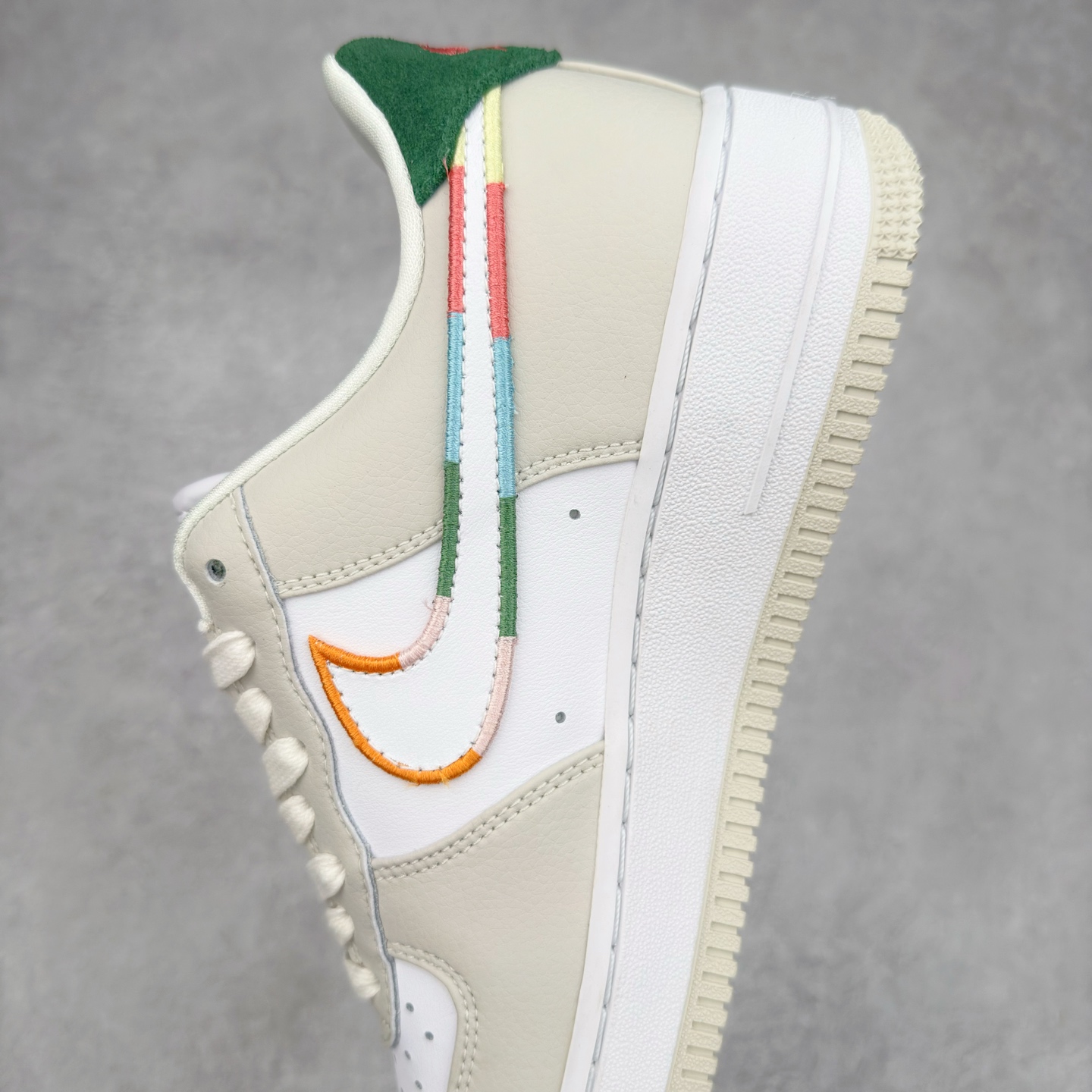 图片[7]-＃XT纯原 NK Air Force 1´07 Low 空军一号低帮百搭休闲运动板鞋 FN8924-111 顶级批次 2022全新楦头鞋型 鱼鳞大底 历时开发三个月 清洁度完美 二维码鞋标 内置芯片及solo气垫 大底高度及其弧度依照正品 钢印 logo刺绣 鞋口弧度 鞋头长度 鞋面冲孔 鞋垫背胶及钢印 完美鞋型对比正品 每一处都是细节满满 柔软、弹性十足的缓震性能和出色的中底设计 横跨复古与现代的外型结合 造就出风靡全球 三十多年的Force 1 直到今天还深受青睐 实拍调校N版已经零色差零失真 百分百还原实物色彩所见即所得 不存在货不对板色差等低级问题 选购参考实物拍摄 不混卖不参货 只用心做好货严格选品 承诺混一赔十 尺码：36 36.5 37.5 38 38.5 39 40 40.5 41 42 42.5 43 44 44.5 45-选品中心