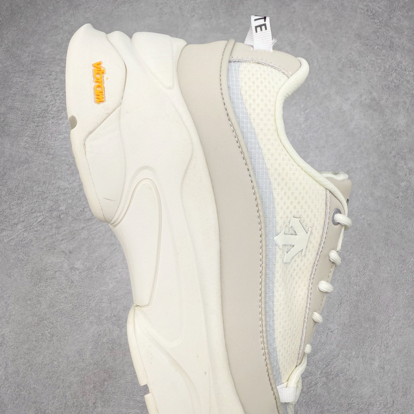 图片[6]-DESCENTE Dualis 迪桑特舒适百搭防滑耐磨 低帮生活休闲鞋 DESCENTE（迪桑特）创立于1935年，品牌名取自法语词汇，意为“滑降”。品牌箭头标识代表滑雪的三种技术“高速直线滑行”、“穿越”和“侧滑”，也寓意品牌在打造高端专业运动产品中不断追求完美的创新精神，致力于成为中国高端专业滑雪、综训、女子、铁人三项、高尔夫的第一品牌。尺码：36 36.5 37 38 38.5 39 40 40.5 41 42 42.5 43 44 44.5 45-选品中心