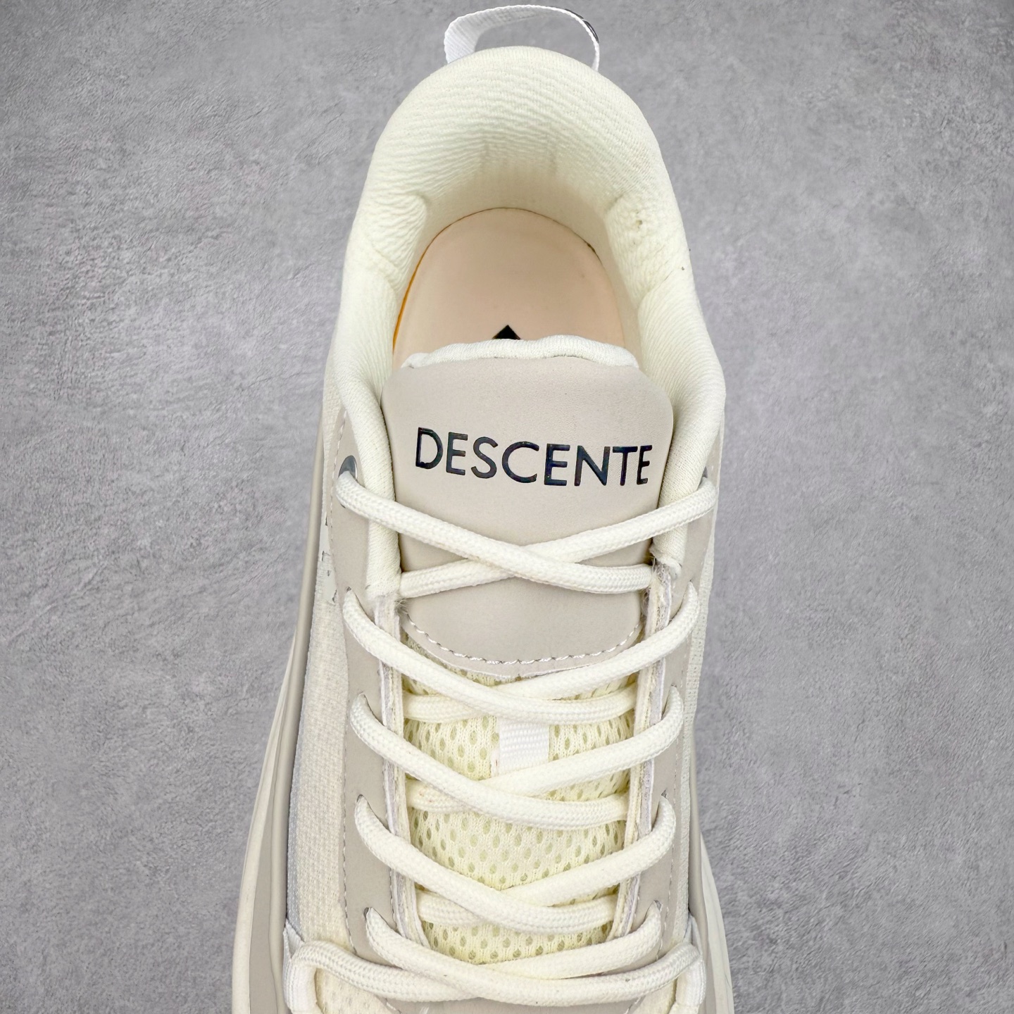 图片[5]-DESCENTE Dualis 迪桑特舒适百搭防滑耐磨 低帮生活休闲鞋 DESCENTE（迪桑特）创立于1935年，品牌名取自法语词汇，意为“滑降”。品牌箭头标识代表滑雪的三种技术“高速直线滑行”、“穿越”和“侧滑”，也寓意品牌在打造高端专业运动产品中不断追求完美的创新精神，致力于成为中国高端专业滑雪、综训、女子、铁人三项、高尔夫的第一品牌。尺码：36 36.5 37 38 38.5 39 40 40.5 41 42 42.5 43 44 44.5 45-选品中心