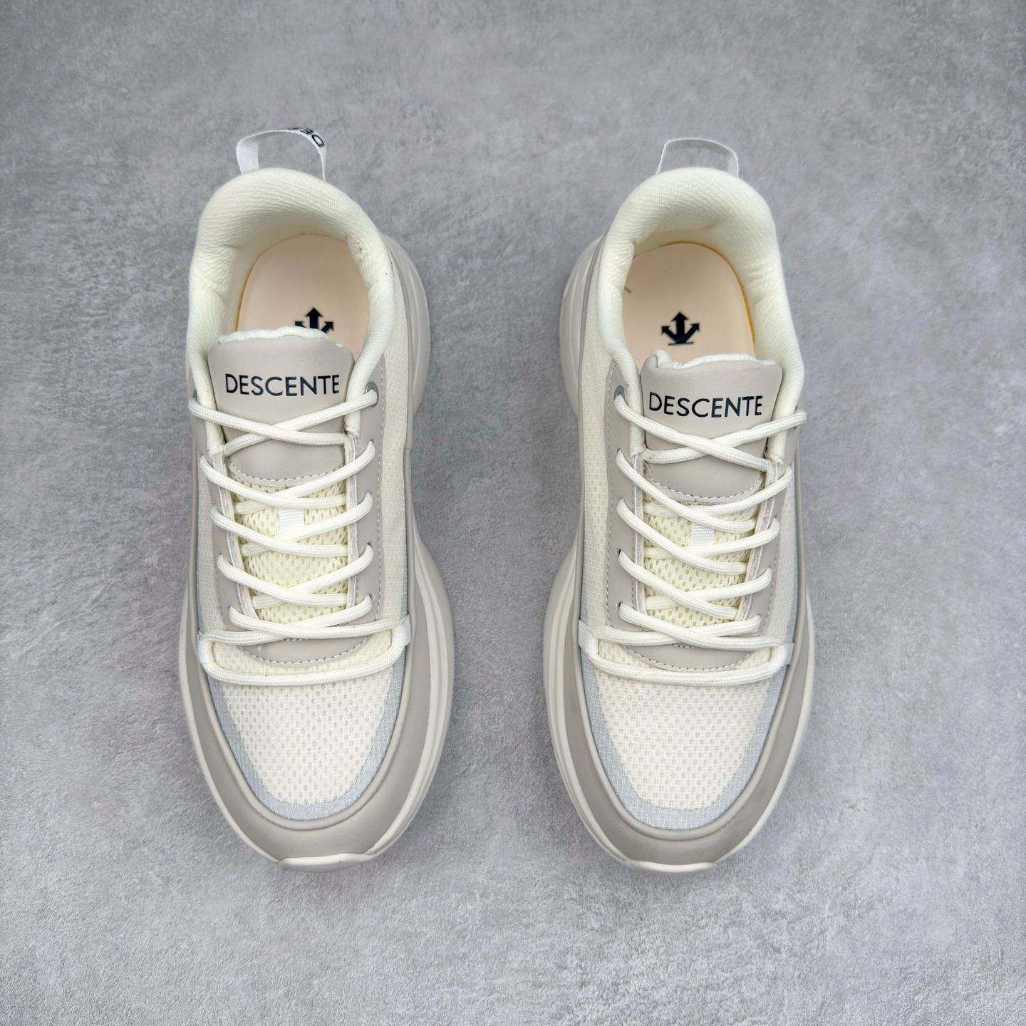 图片[2]-DESCENTE Dualis 迪桑特舒适百搭防滑耐磨 低帮生活休闲鞋 DESCENTE（迪桑特）创立于1935年，品牌名取自法语词汇，意为“滑降”。品牌箭头标识代表滑雪的三种技术“高速直线滑行”、“穿越”和“侧滑”，也寓意品牌在打造高端专业运动产品中不断追求完美的创新精神，致力于成为中国高端专业滑雪、综训、女子、铁人三项、高尔夫的第一品牌。尺码：36 36.5 37 38 38.5 39 40 40.5 41 42 42.5 43 44 44.5 45-选品中心