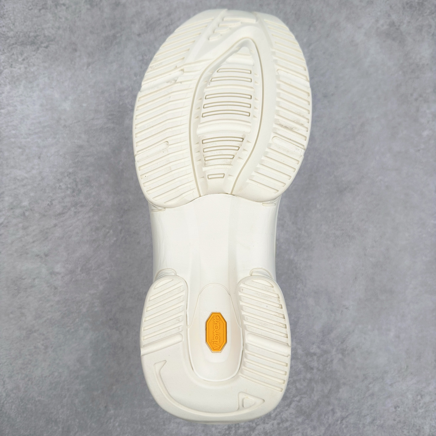 图片[8]-DESCENTE Dualis 迪桑特舒适百搭防滑耐磨 低帮生活休闲鞋 DESCENTE（迪桑特）创立于1935年，品牌名取自法语词汇，意为“滑降”。品牌箭头标识代表滑雪的三种技术“高速直线滑行”、“穿越”和“侧滑”，也寓意品牌在打造高端专业运动产品中不断追求完美的创新精神，致力于成为中国高端专业滑雪、综训、女子、铁人三项、高尔夫的第一品牌。尺码：36 36.5 37 38 38.5 39 40 40.5 41 42 42.5 43 44 44.5 45-选品中心