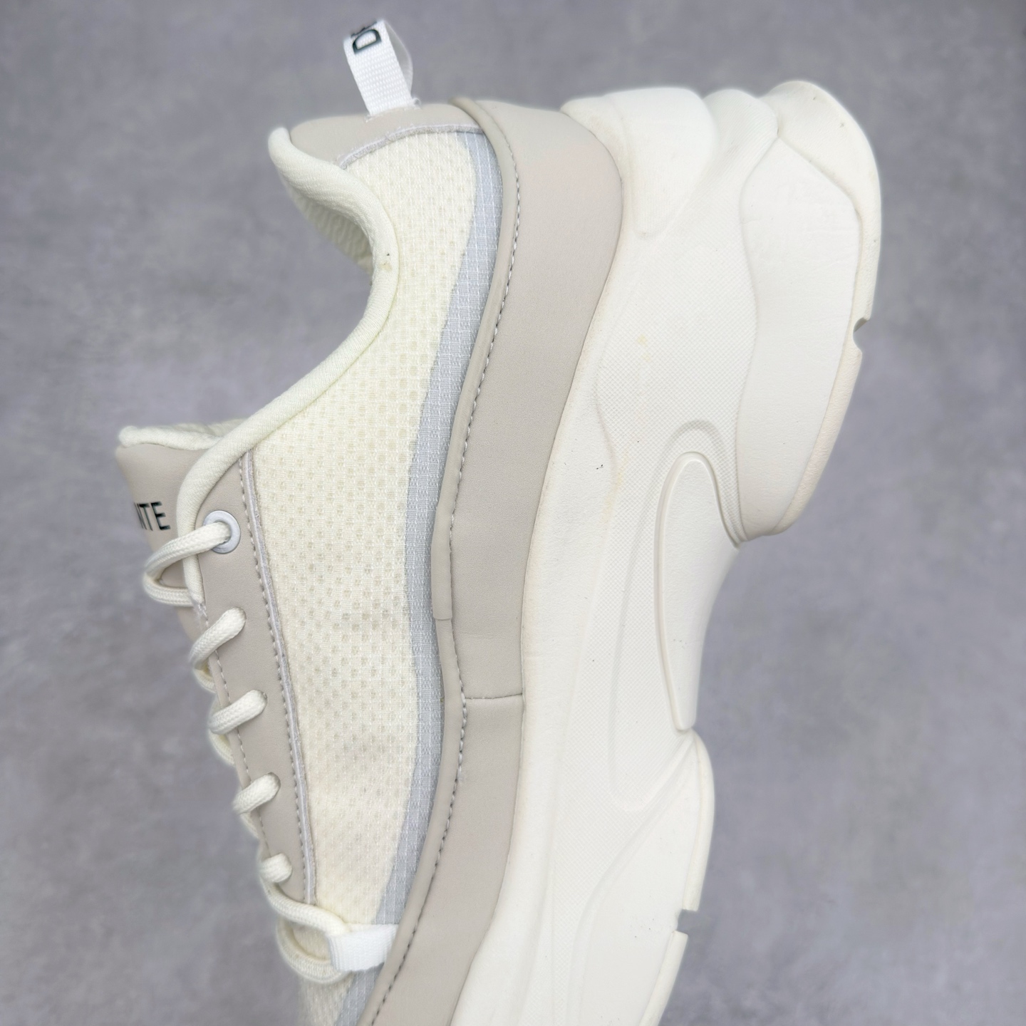 图片[7]-DESCENTE Dualis 迪桑特舒适百搭防滑耐磨 低帮生活休闲鞋 DESCENTE（迪桑特）创立于1935年，品牌名取自法语词汇，意为“滑降”。品牌箭头标识代表滑雪的三种技术“高速直线滑行”、“穿越”和“侧滑”，也寓意品牌在打造高端专业运动产品中不断追求完美的创新精神，致力于成为中国高端专业滑雪、综训、女子、铁人三项、高尔夫的第一品牌。尺码：36 36.5 37 38 38.5 39 40 40.5 41 42 42.5 43 44 44.5 45-选品中心