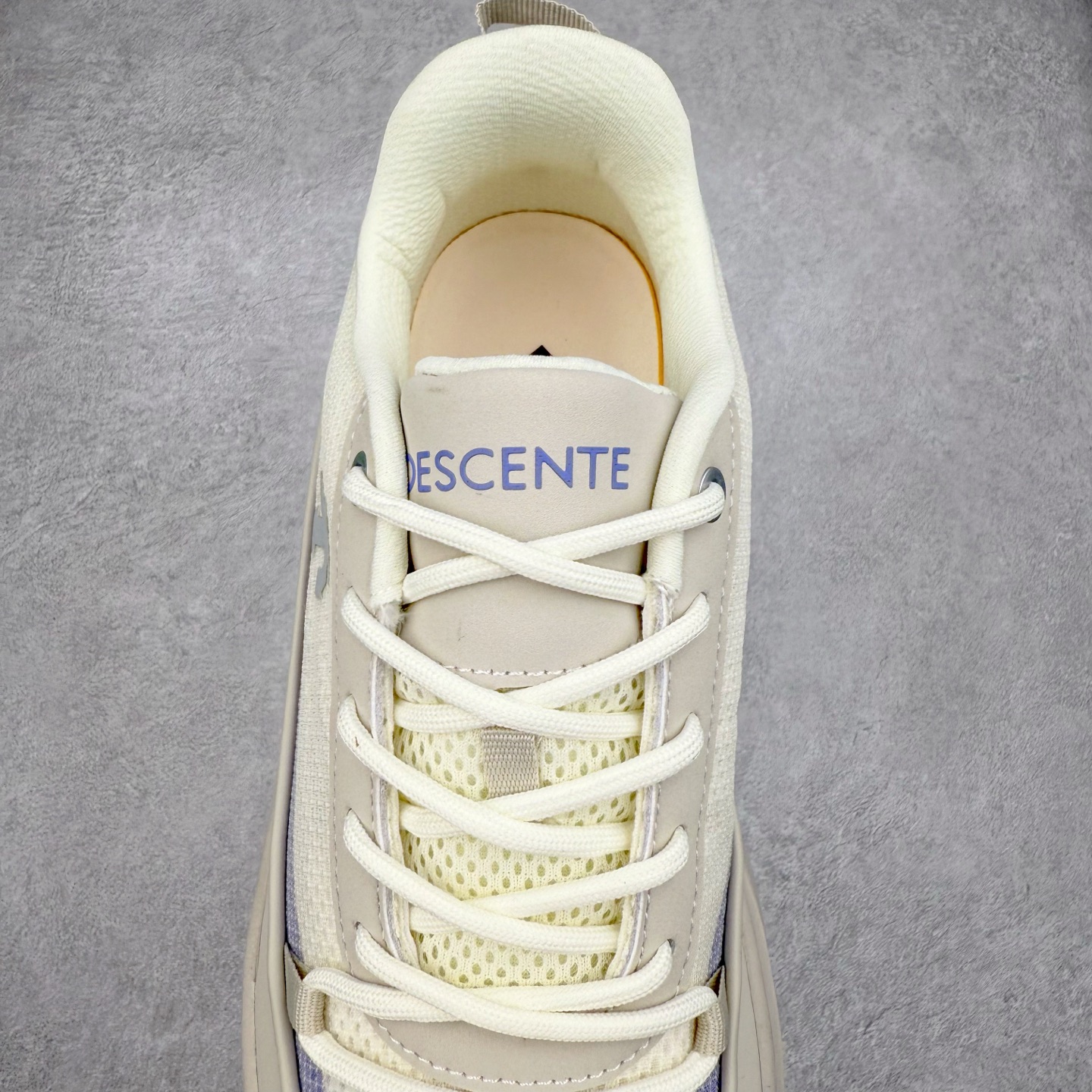 图片[5]-DESCENTE Dualis 迪桑特舒适百搭防滑耐磨 低帮生活休闲鞋 DESCENTE（迪桑特）创立于1935年，品牌名取自法语词汇，意为“滑降”。品牌箭头标识代表滑雪的三种技术“高速直线滑行”、“穿越”和“侧滑”，也寓意品牌在打造高端专业运动产品中不断追求完美的创新精神，致力于成为中国高端专业滑雪、综训、女子、铁人三项、高尔夫的第一品牌。尺码：36 36.5 37 38 38.5 39 40 40.5 41 42 42.5 43 44 44.5 45-选品中心