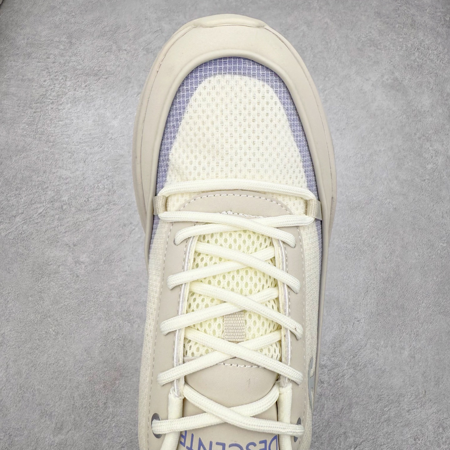 图片[4]-DESCENTE Dualis 迪桑特舒适百搭防滑耐磨 低帮生活休闲鞋 DESCENTE（迪桑特）创立于1935年，品牌名取自法语词汇，意为“滑降”。品牌箭头标识代表滑雪的三种技术“高速直线滑行”、“穿越”和“侧滑”，也寓意品牌在打造高端专业运动产品中不断追求完美的创新精神，致力于成为中国高端专业滑雪、综训、女子、铁人三项、高尔夫的第一品牌。尺码：36 36.5 37 38 38.5 39 40 40.5 41 42 42.5 43 44 44.5 45-选品中心