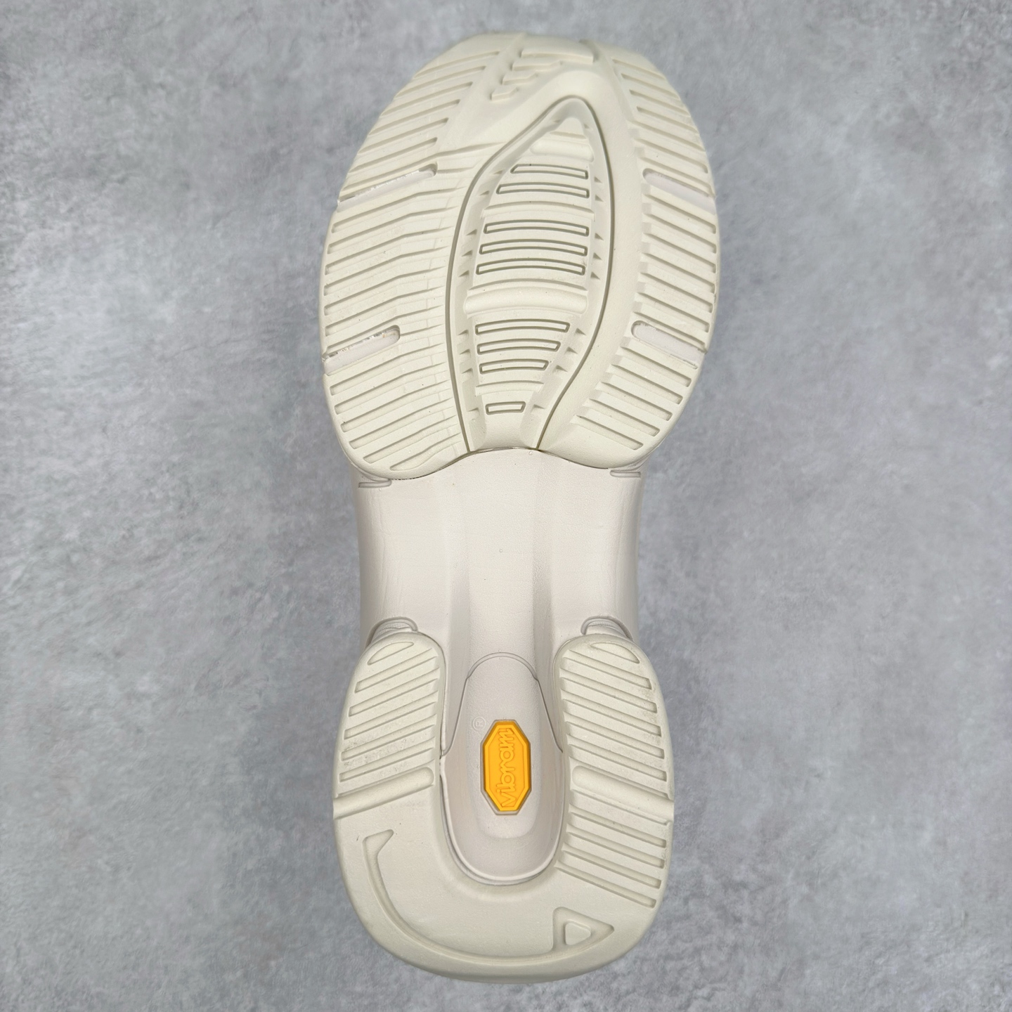 图片[9]-DESCENTE Dualis 迪桑特舒适百搭防滑耐磨 低帮生活休闲鞋 DESCENTE（迪桑特）创立于1935年，品牌名取自法语词汇，意为“滑降”。品牌箭头标识代表滑雪的三种技术“高速直线滑行”、“穿越”和“侧滑”，也寓意品牌在打造高端专业运动产品中不断追求完美的创新精神，致力于成为中国高端专业滑雪、综训、女子、铁人三项、高尔夫的第一品牌。尺码：36 36.5 37 38 38.5 39 40 40.5 41 42 42.5 43 44 44.5 45-选品中心