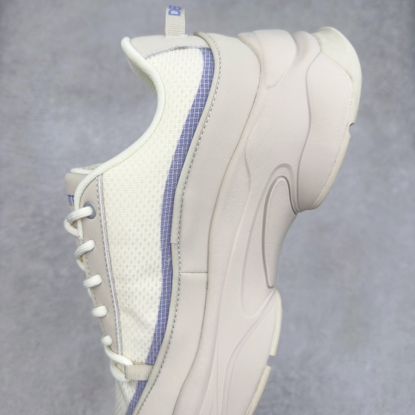 图片[7]-DESCENTE Dualis 迪桑特舒适百搭防滑耐磨 低帮生活休闲鞋 DESCENTE（迪桑特）创立于1935年，品牌名取自法语词汇，意为“滑降”。品牌箭头标识代表滑雪的三种技术“高速直线滑行”、“穿越”和“侧滑”，也寓意品牌在打造高端专业运动产品中不断追求完美的创新精神，致力于成为中国高端专业滑雪、综训、女子、铁人三项、高尔夫的第一品牌。尺码：36 36.5 37 38 38.5 39 40 40.5 41 42 42.5 43 44 44.5 45-选品中心