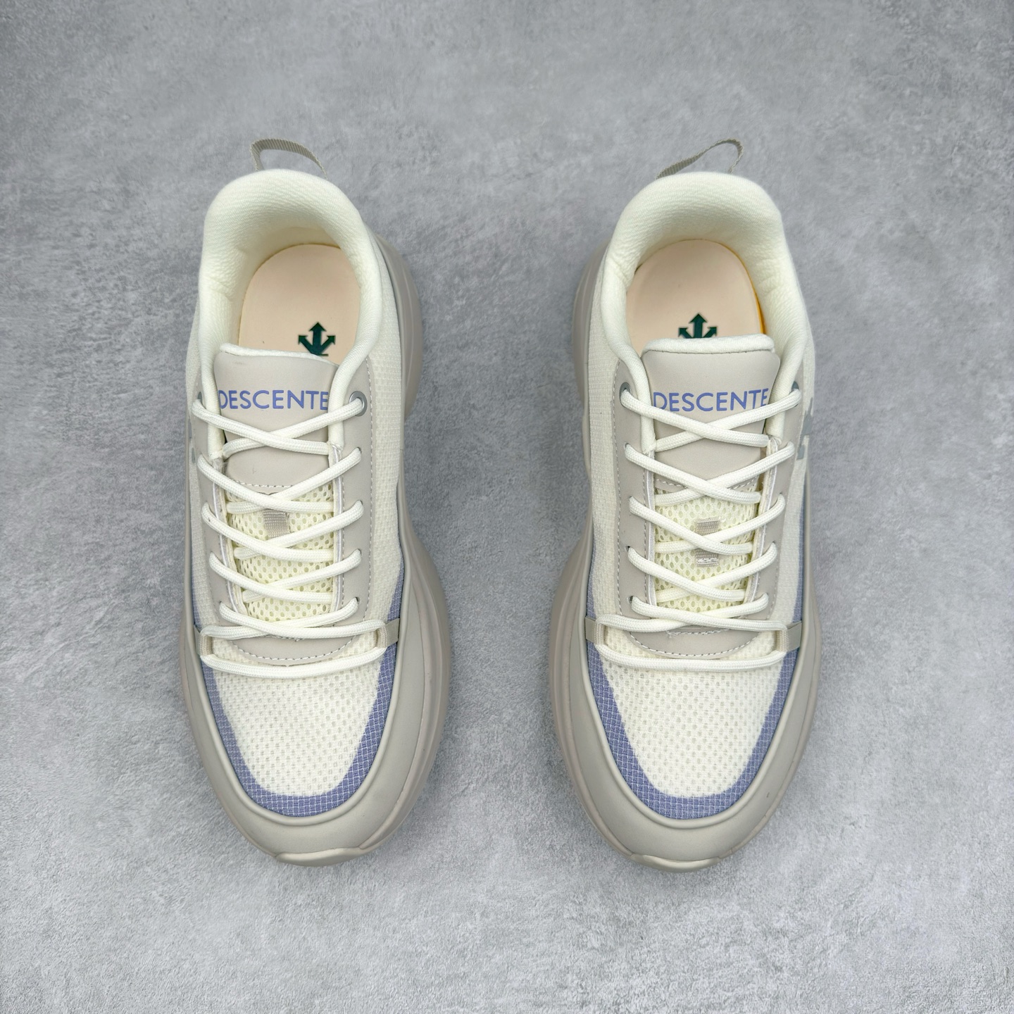 图片[2]-DESCENTE Dualis 迪桑特舒适百搭防滑耐磨 低帮生活休闲鞋 DESCENTE（迪桑特）创立于1935年，品牌名取自法语词汇，意为“滑降”。品牌箭头标识代表滑雪的三种技术“高速直线滑行”、“穿越”和“侧滑”，也寓意品牌在打造高端专业运动产品中不断追求完美的创新精神，致力于成为中国高端专业滑雪、综训、女子、铁人三项、高尔夫的第一品牌。尺码：36 36.5 37 38 38.5 39 40 40.5 41 42 42.5 43 44 44.5 45-选品中心