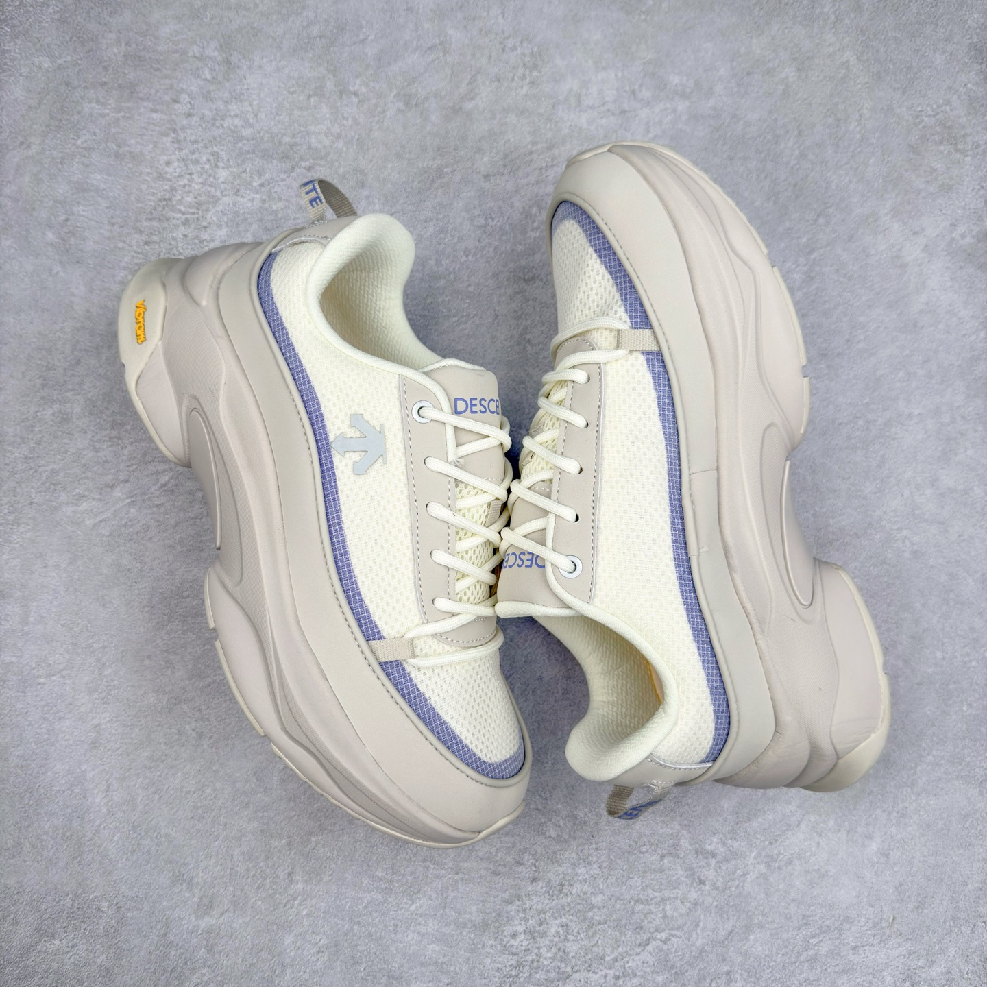 图片[3]-DESCENTE Dualis 迪桑特舒适百搭防滑耐磨 低帮生活休闲鞋 DESCENTE（迪桑特）创立于1935年，品牌名取自法语词汇，意为“滑降”。品牌箭头标识代表滑雪的三种技术“高速直线滑行”、“穿越”和“侧滑”，也寓意品牌在打造高端专业运动产品中不断追求完美的创新精神，致力于成为中国高端专业滑雪、综训、女子、铁人三项、高尔夫的第一品牌。尺码：36 36.5 37 38 38.5 39 40 40.5 41 42 42.5 43 44 44.5 45-选品中心