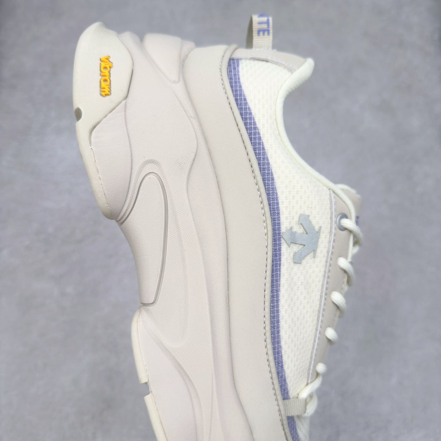 图片[6]-DESCENTE Dualis 迪桑特舒适百搭防滑耐磨 低帮生活休闲鞋 DESCENTE（迪桑特）创立于1935年，品牌名取自法语词汇，意为“滑降”。品牌箭头标识代表滑雪的三种技术“高速直线滑行”、“穿越”和“侧滑”，也寓意品牌在打造高端专业运动产品中不断追求完美的创新精神，致力于成为中国高端专业滑雪、综训、女子、铁人三项、高尔夫的第一品牌。尺码：36 36.5 37 38 38.5 39 40 40.5 41 42 42.5 43 44 44.5 45-选品中心