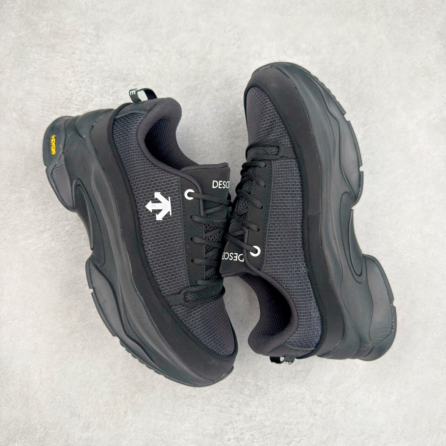 图片[3]-＃HP纯原 DESCENTE Dualis 迪桑特舒适百搭 防滑耐磨低帮生活休闲鞋 DESCENTE（迪桑特）创立于1935年，品牌名取自法语词汇，意为“滑降”。品牌箭头标识代表滑雪的三种技术“高速直线滑行”、“穿越”和“侧滑”，也寓意品牌在打造高端专业运动产品中不断追求完美的创新精神，致力于成为中国高端专业滑雪、综训、女子、铁人三项、高尔夫的第一品牌。尺码：36 36.5 37 38 38.5 39 40 40.5 41 42 42.5 43 44 44.5 45-选品中心