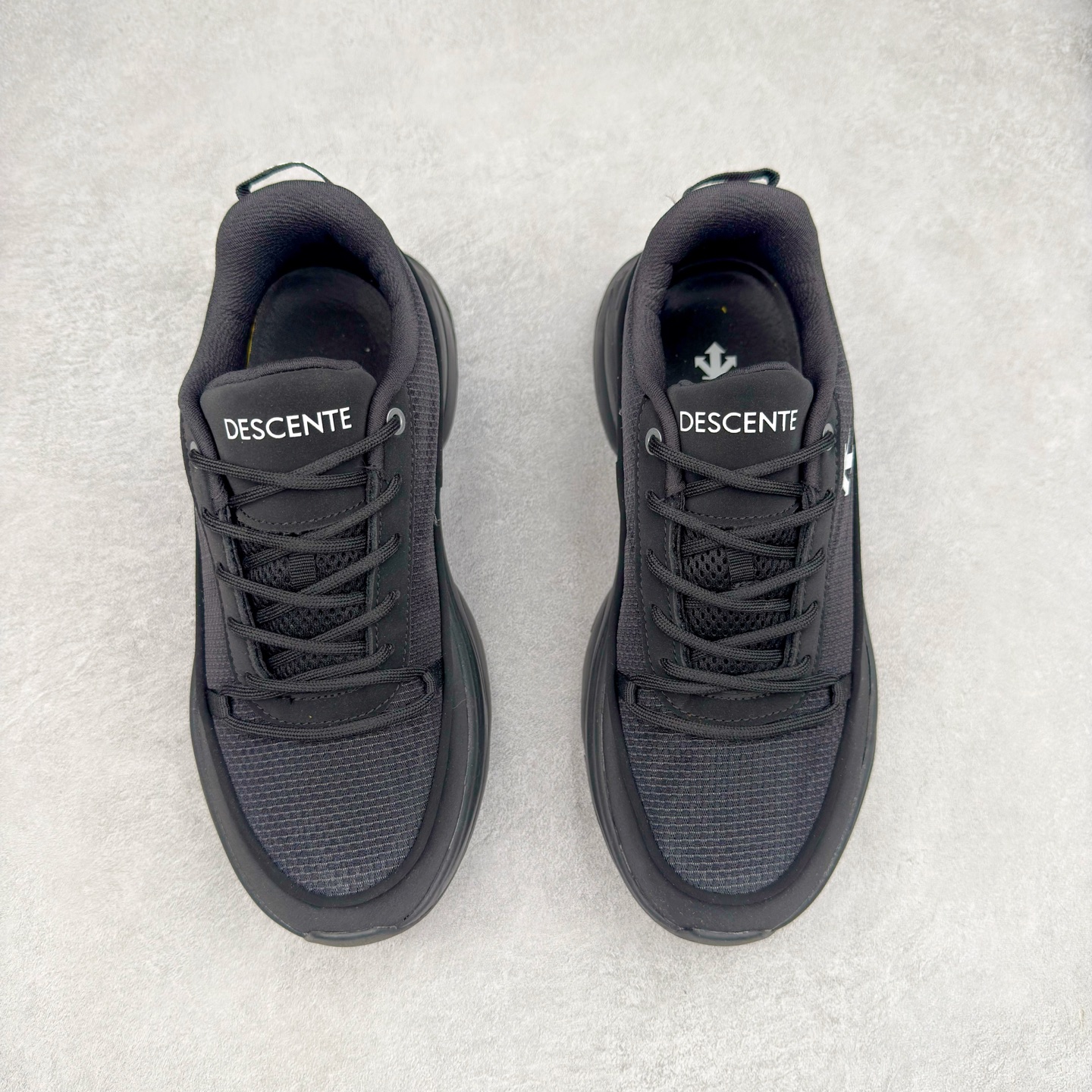 图片[2]-＃HP纯原 DESCENTE Dualis 迪桑特舒适百搭 防滑耐磨低帮生活休闲鞋 DESCENTE（迪桑特）创立于1935年，品牌名取自法语词汇，意为“滑降”。品牌箭头标识代表滑雪的三种技术“高速直线滑行”、“穿越”和“侧滑”，也寓意品牌在打造高端专业运动产品中不断追求完美的创新精神，致力于成为中国高端专业滑雪、综训、女子、铁人三项、高尔夫的第一品牌。尺码：36 36.5 37 38 38.5 39 40 40.5 41 42 42.5 43 44 44.5 45-选品中心