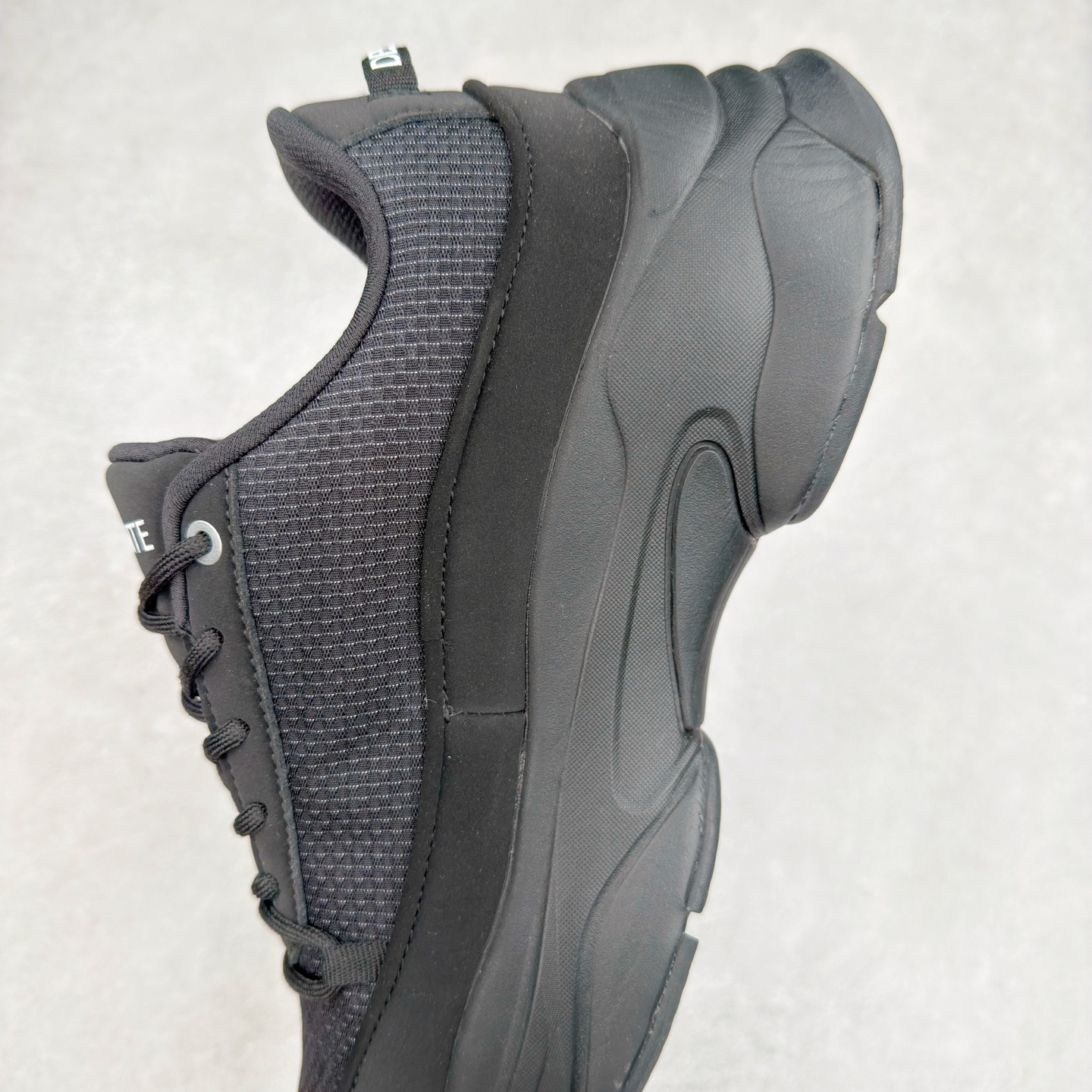 图片[7]-＃HP纯原 DESCENTE Dualis 迪桑特舒适百搭 防滑耐磨低帮生活休闲鞋 DESCENTE（迪桑特）创立于1935年，品牌名取自法语词汇，意为“滑降”。品牌箭头标识代表滑雪的三种技术“高速直线滑行”、“穿越”和“侧滑”，也寓意品牌在打造高端专业运动产品中不断追求完美的创新精神，致力于成为中国高端专业滑雪、综训、女子、铁人三项、高尔夫的第一品牌。尺码：36 36.5 37 38 38.5 39 40 40.5 41 42 42.5 43 44 44.5 45-选品中心