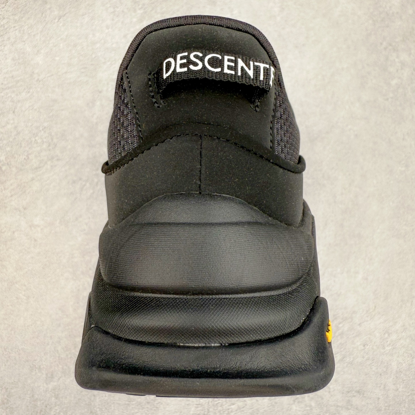 图片[8]-＃HP纯原 DESCENTE Dualis 迪桑特舒适百搭 防滑耐磨低帮生活休闲鞋 DESCENTE（迪桑特）创立于1935年，品牌名取自法语词汇，意为“滑降”。品牌箭头标识代表滑雪的三种技术“高速直线滑行”、“穿越”和“侧滑”，也寓意品牌在打造高端专业运动产品中不断追求完美的创新精神，致力于成为中国高端专业滑雪、综训、女子、铁人三项、高尔夫的第一品牌。尺码：36 36.5 37 38 38.5 39 40 40.5 41 42 42.5 43 44 44.5 45-选品中心