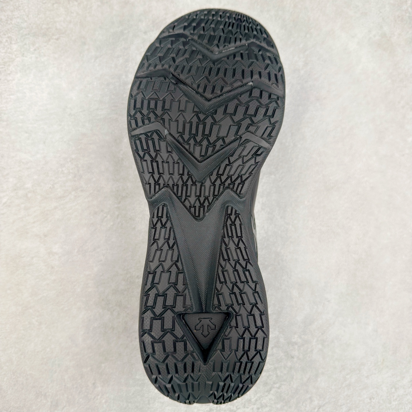 图片[9]-DESCENTE Enerzite GORE-TEX 迪桑特舒适百搭减震防水回弹低帮跑步鞋 DESCENTE（迪桑特）创立于1935年，品牌名取自法语词汇，意为“滑降”。品牌箭头标识代表滑雪的三种技术“高速直线滑行”、“穿越”和“侧滑”，也寓意品牌在打造高端专业运动产品中不断追求完美的创新精神，致力于成为中国高端专业滑雪、综训、女子、铁人三项、高尔夫的第一品牌。尺码：36 36.5 37 38 38.5 39 40 40.5 41 42 42.5 43 44 44.5 45-选品中心